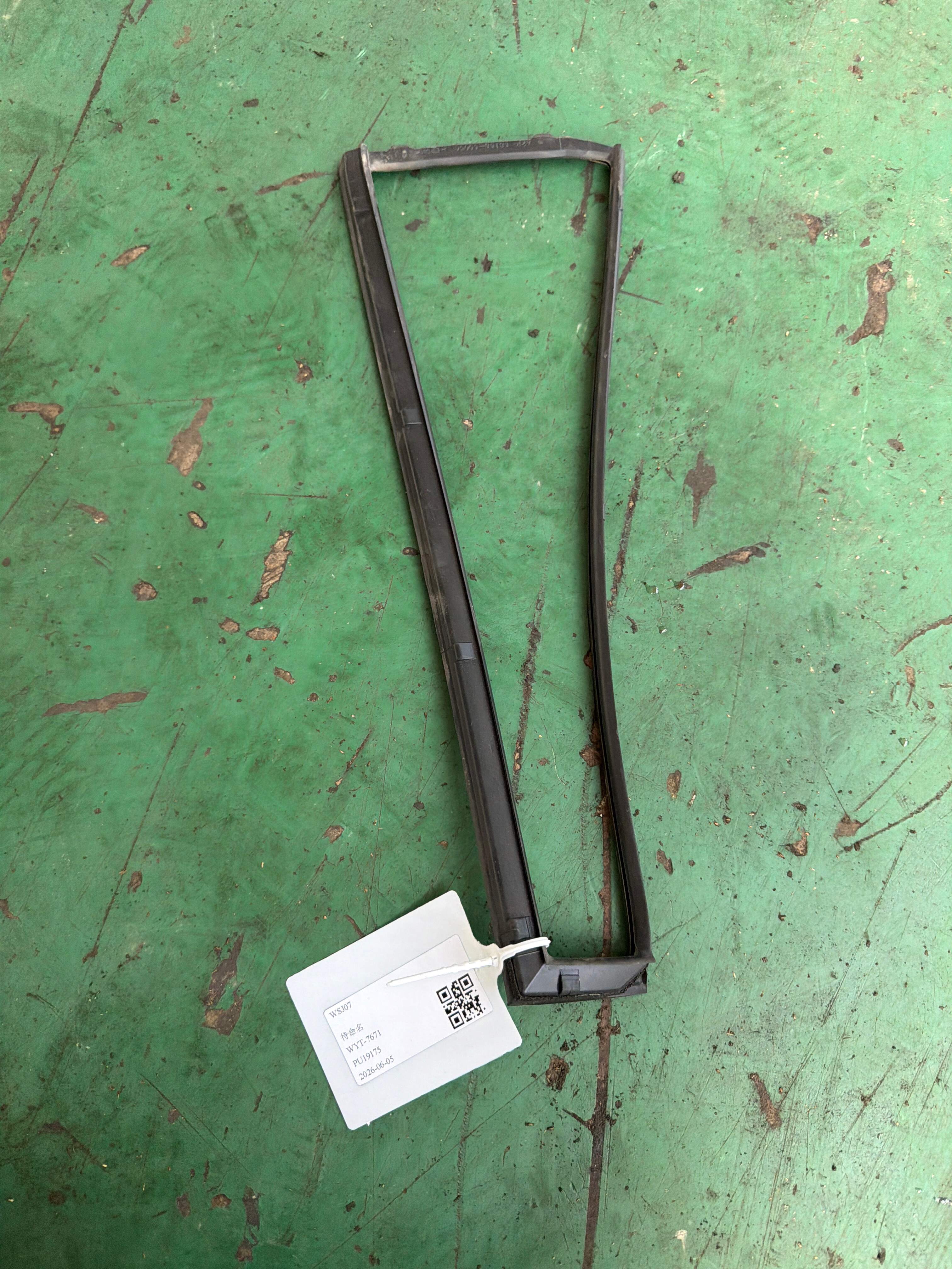 681880G010 后门三角窗胶条（右）