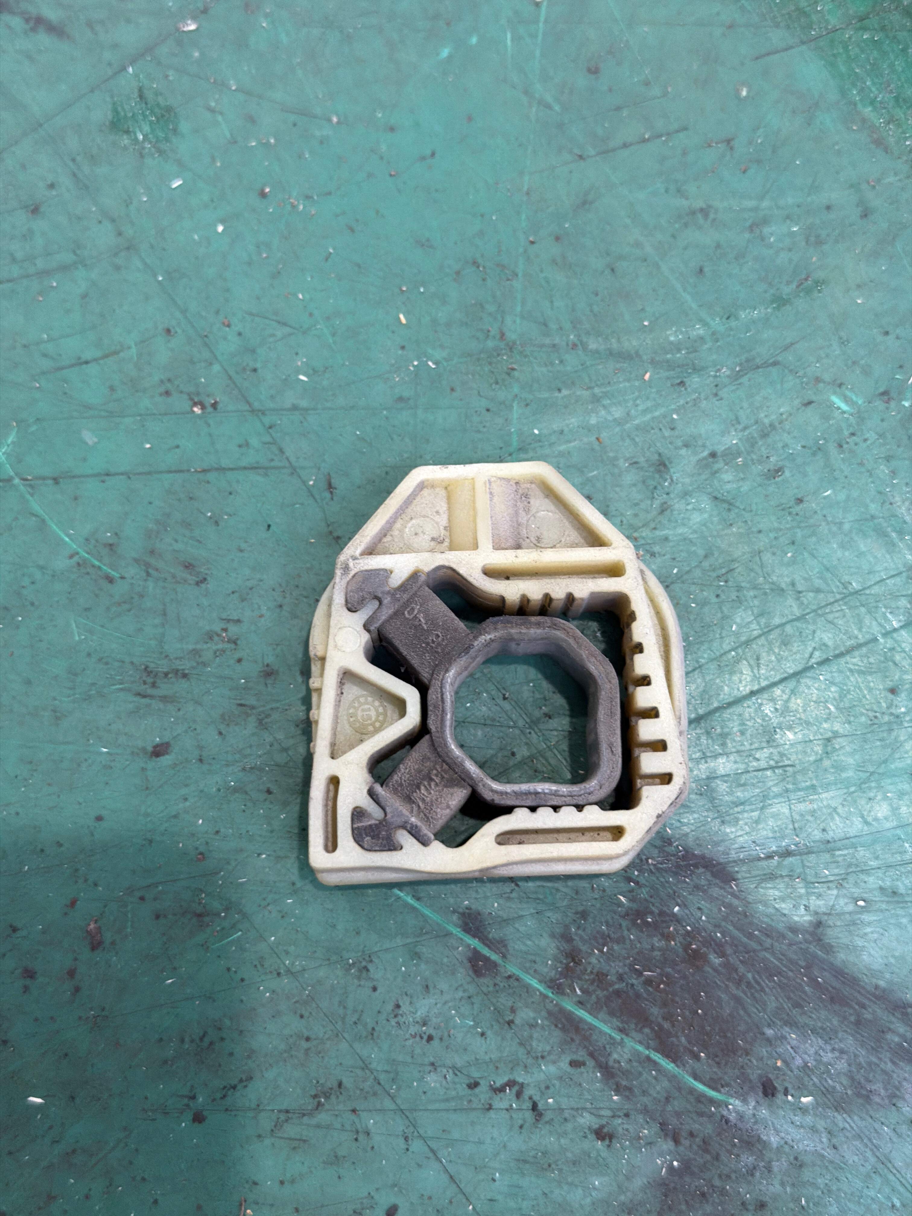 L1KD121367C 水箱安装支架胶(上)