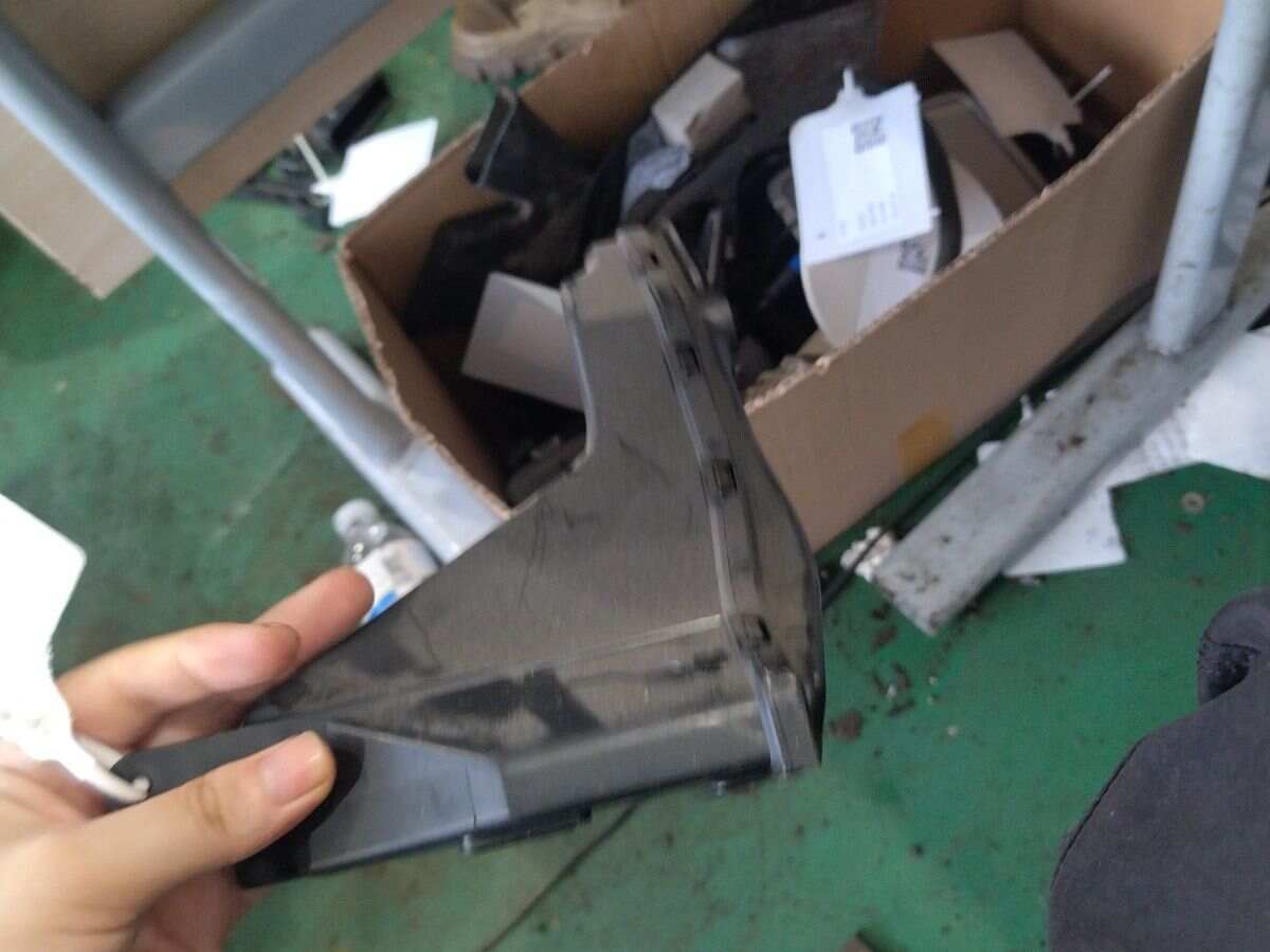 972794V000 Injection Ventilation Pipe, Left