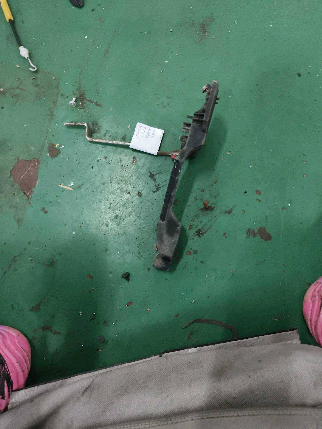 6931133050 Right Front Door Lock Release Rod