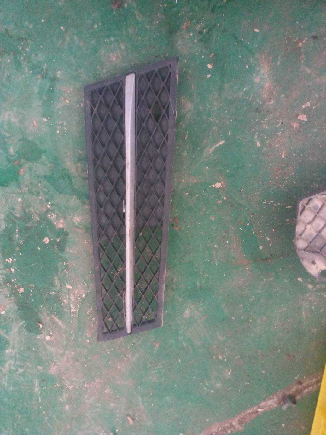 51117200698 Front Bumper Grille, Right