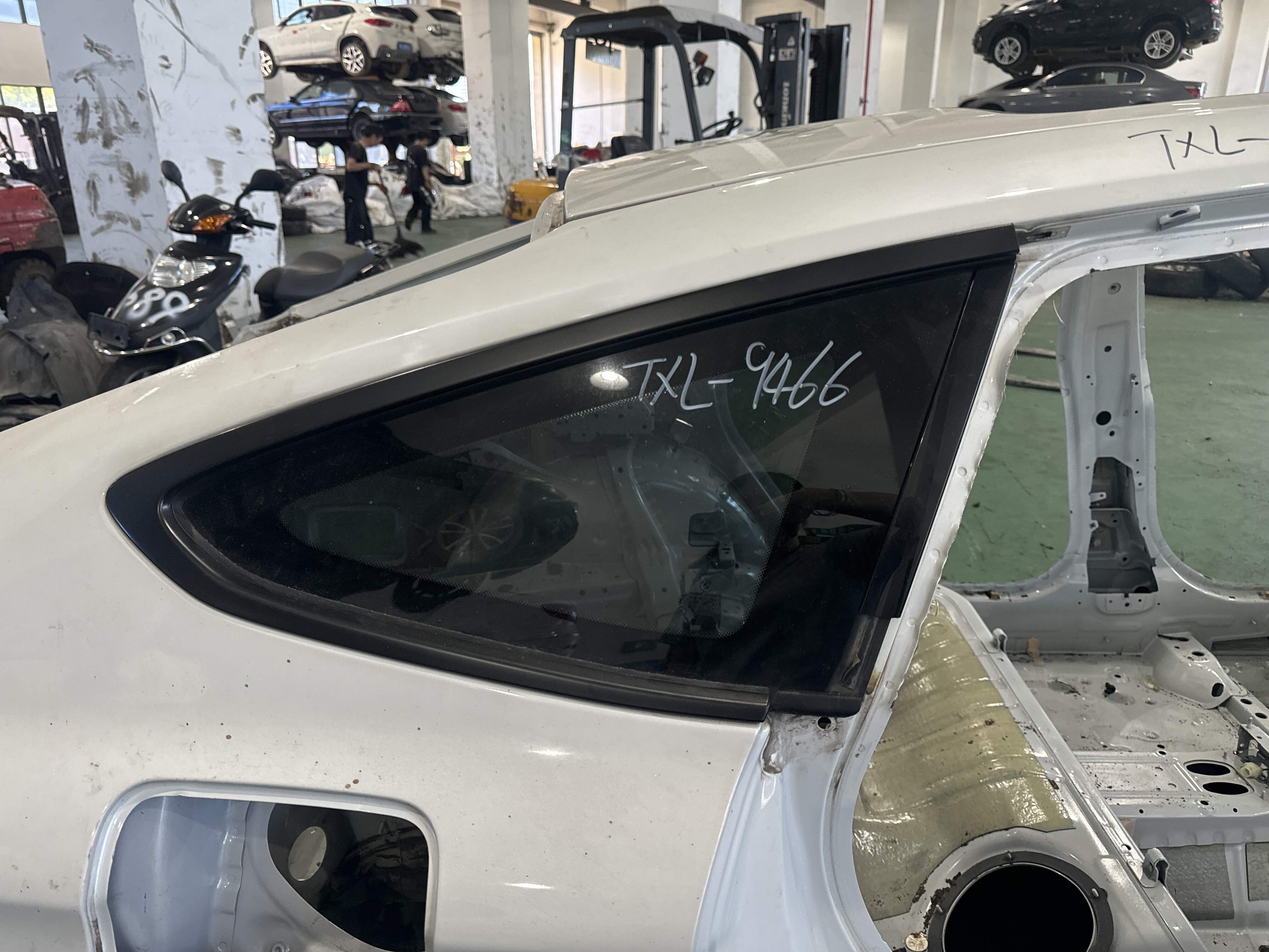 51377433426 Rear Quarter Glass, Right