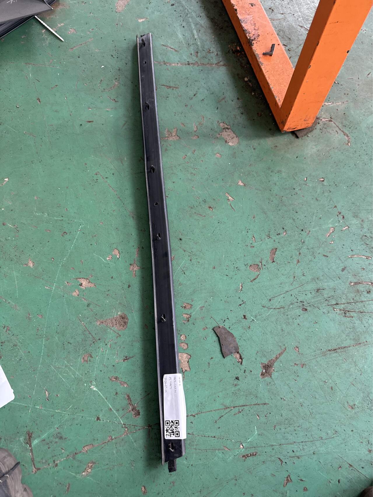 96845922 Front Door Window Molding (Left Inner)