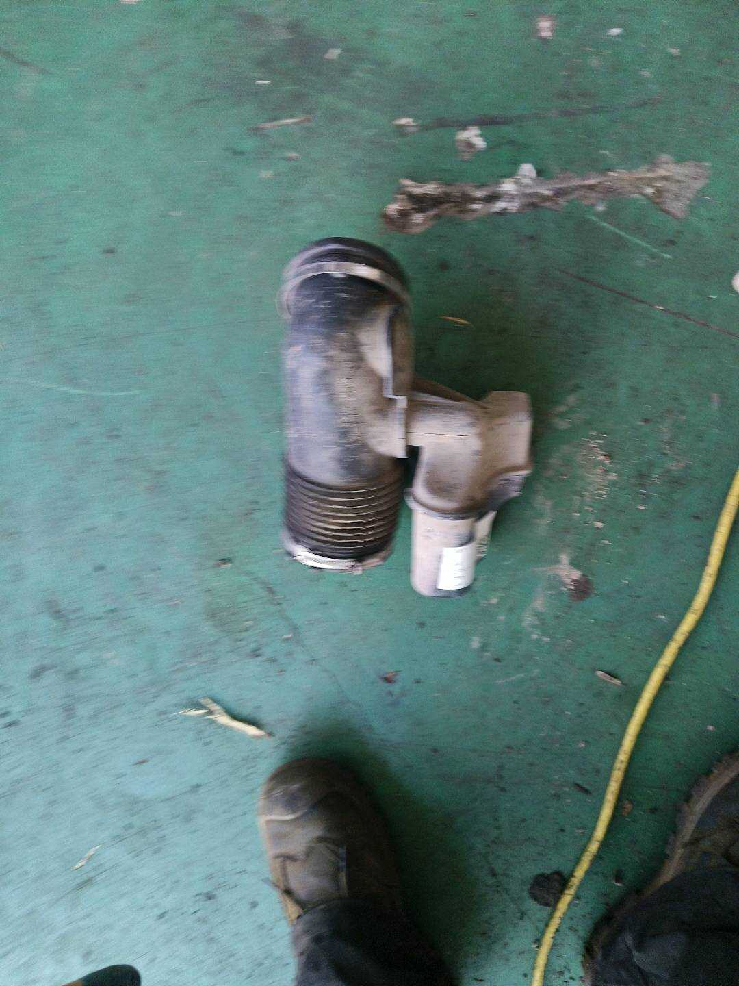 13717536004 Air Filter Outlet Pipe