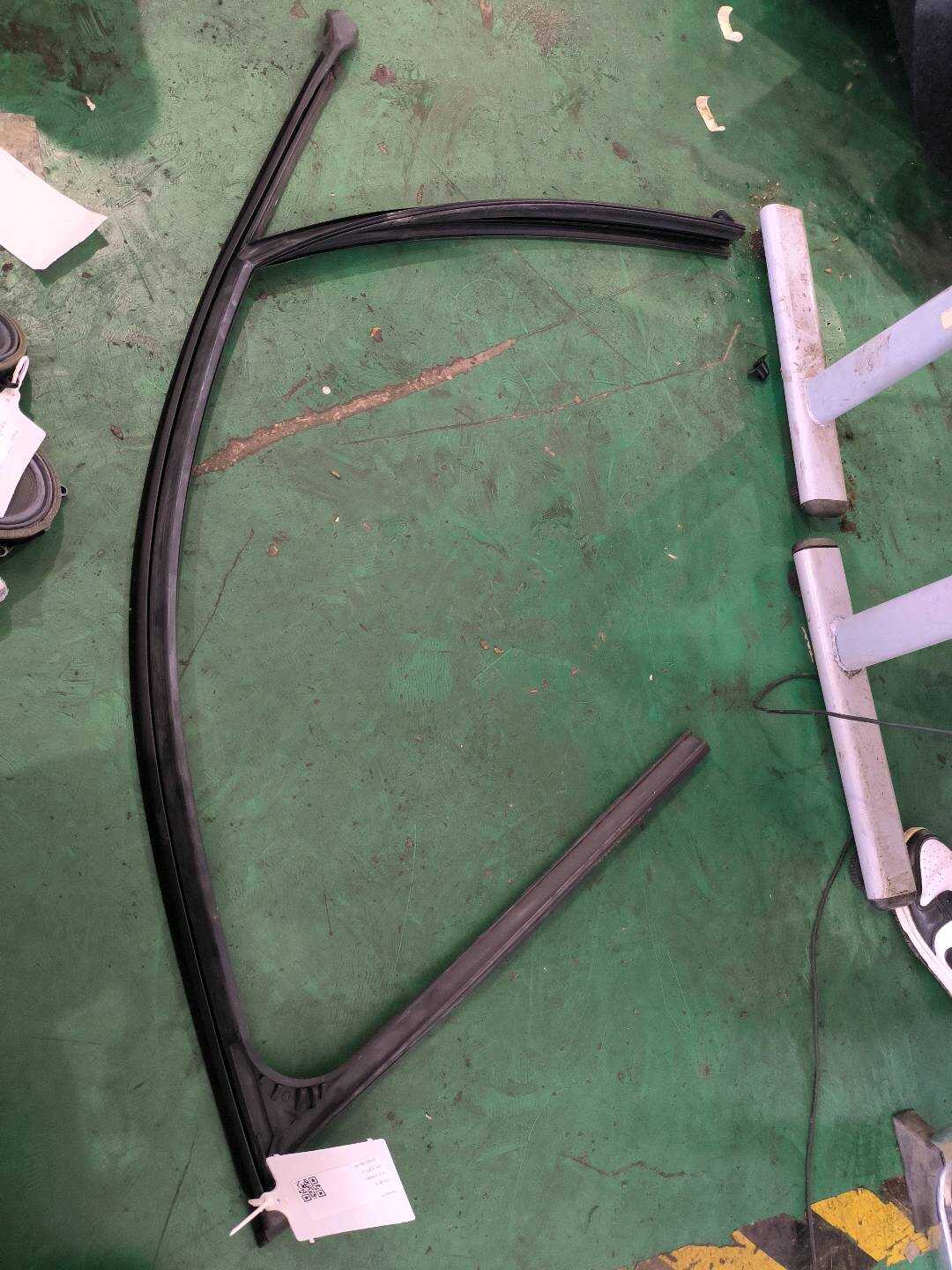 51337258325 前门玻璃绒槽(左)