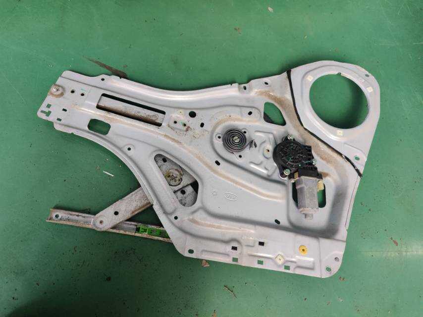 824021F010 Front Right Door Window Regulator Assembly