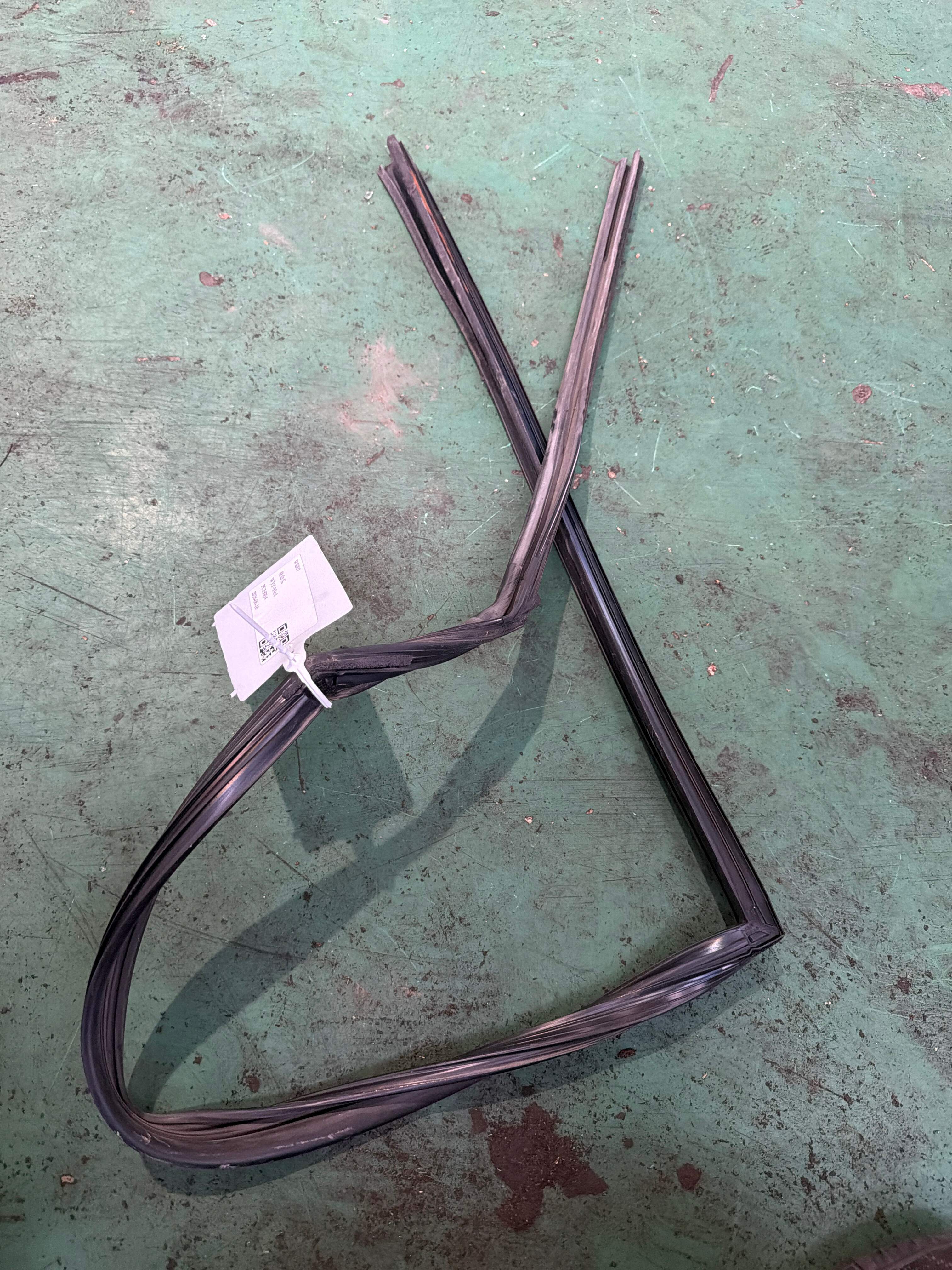 823302DR0A 后门玻璃绒槽(右)
