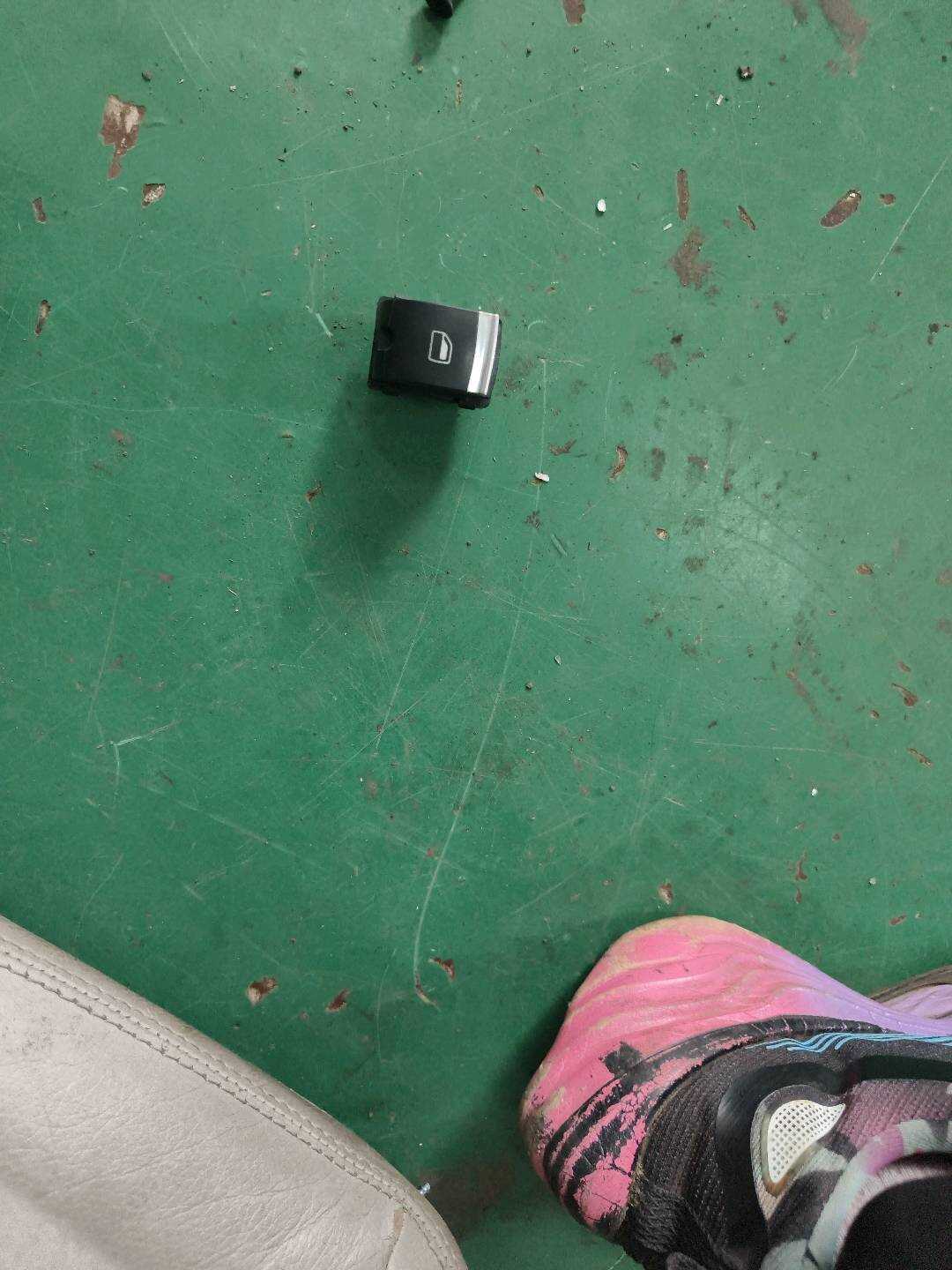 4F0959855B 后门玻璃升降开关（右）