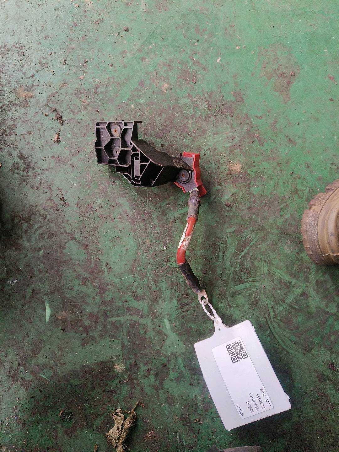 61149286484 接线柱 蓄电池正极 (B+) 发动机室