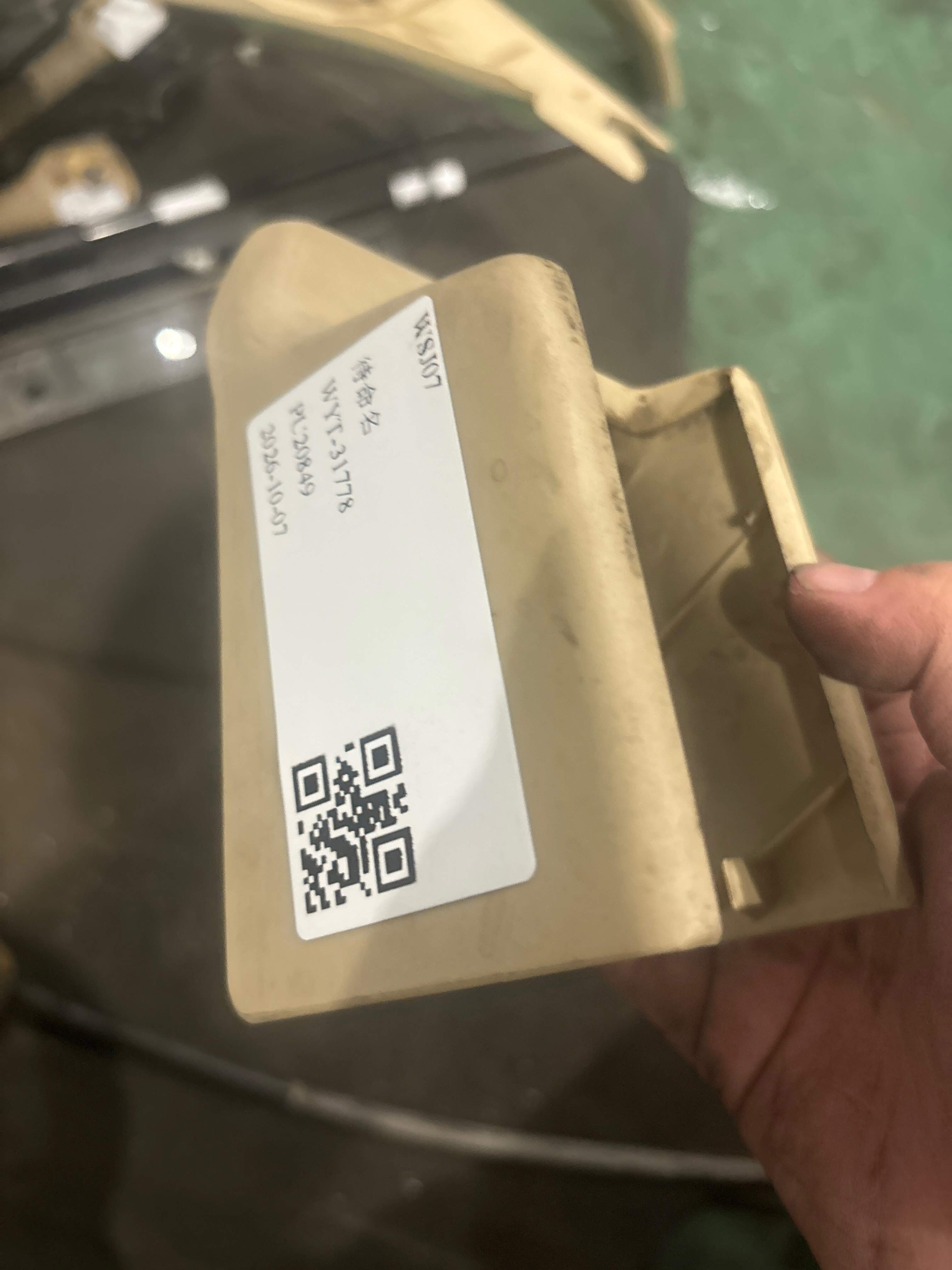 7213833080A0 前排左侧座椅外滑轨后盖