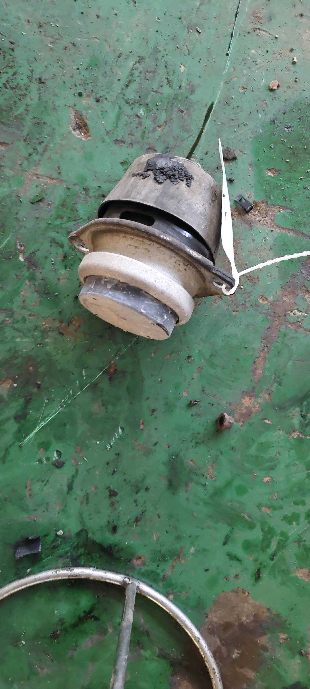 7L6199131A 发动机机脚胶(右)
