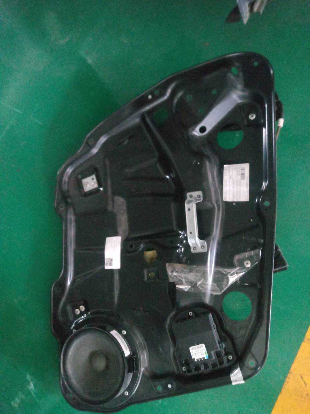 A2517201579 前门玻璃升降支架(左)