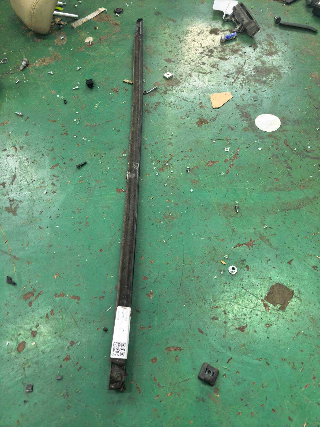 LR027205 Front Door Window Outer Molding (Upper Left)