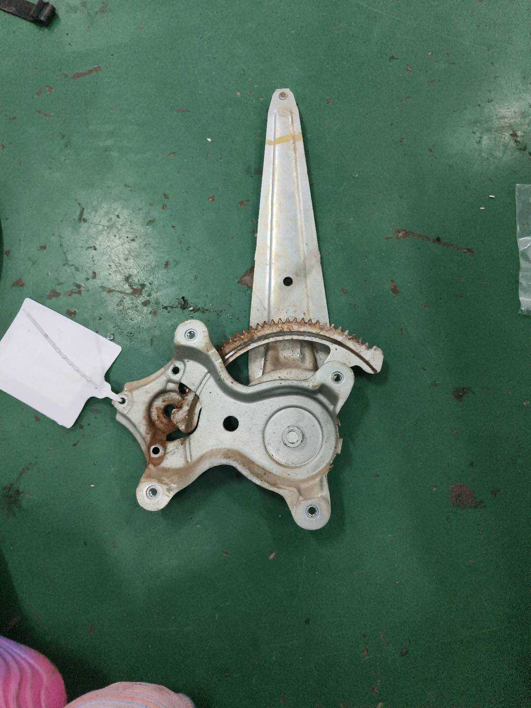8796106350 后门玻璃升降支架(左)
