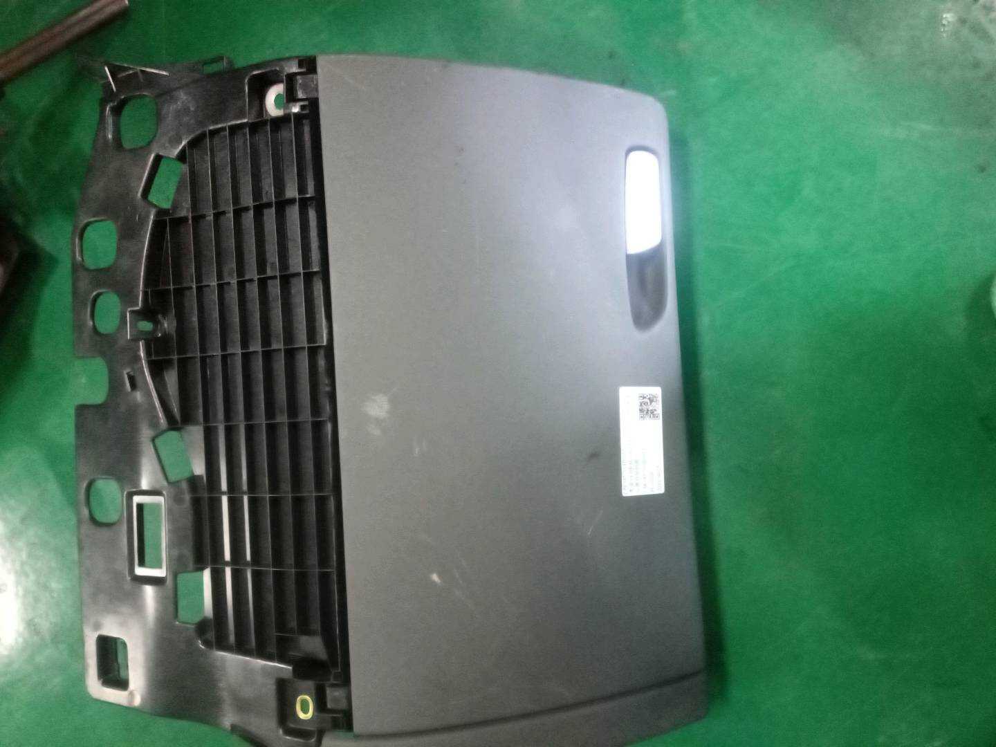 L8K1857104BAZ3 仪表台杂物箱