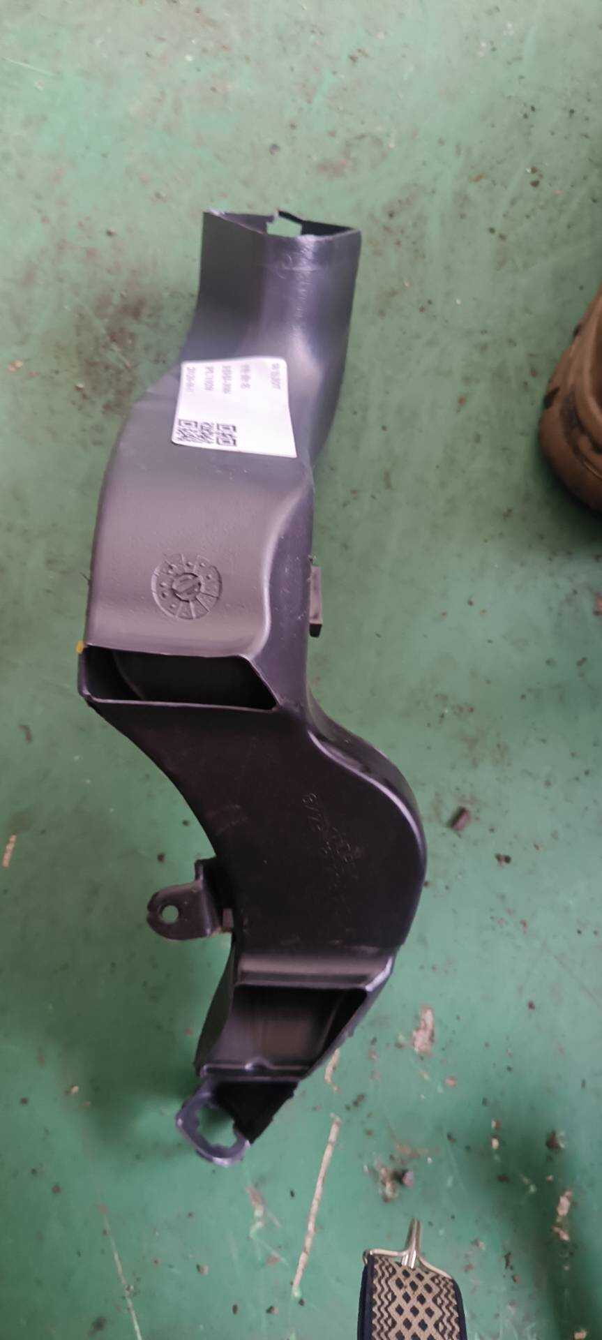 C2Z2561 Footwell Air Duct, Right