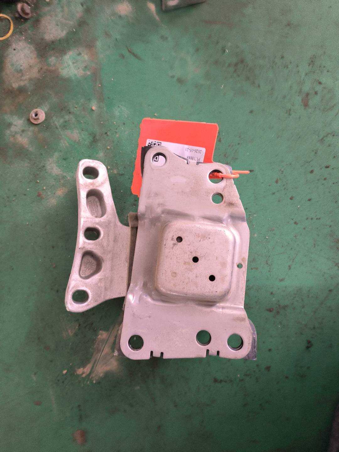 L6RD199262D 发动机机脚胶(右)