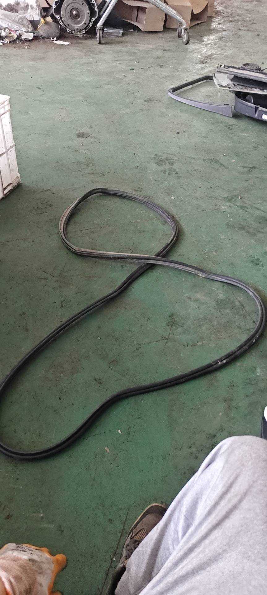 L8R0827705E 尾盖密封条