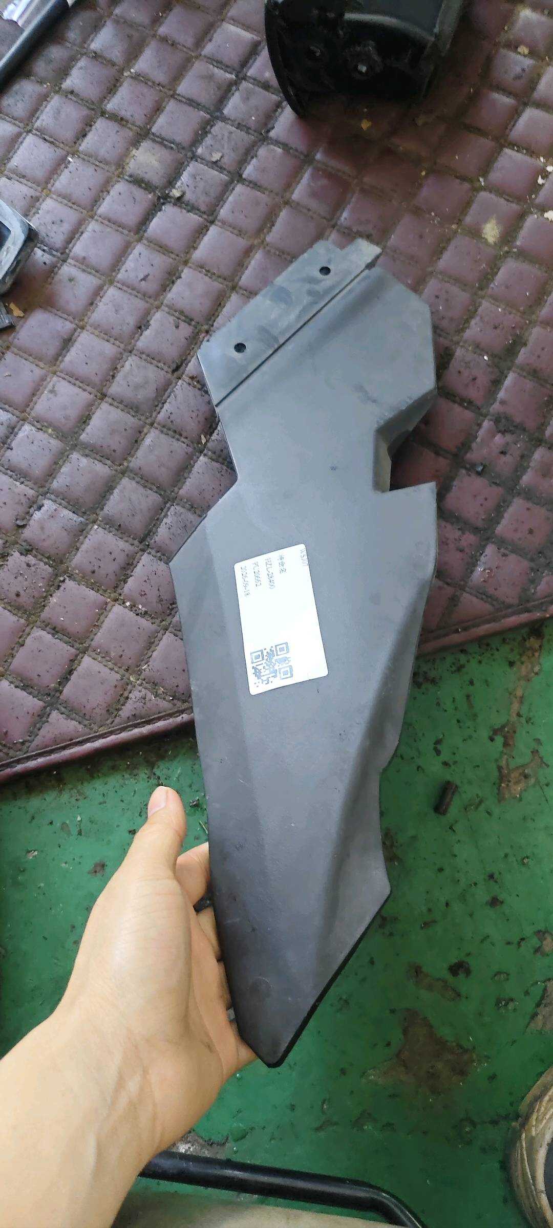 A1698210436 前大灯饰板(右)