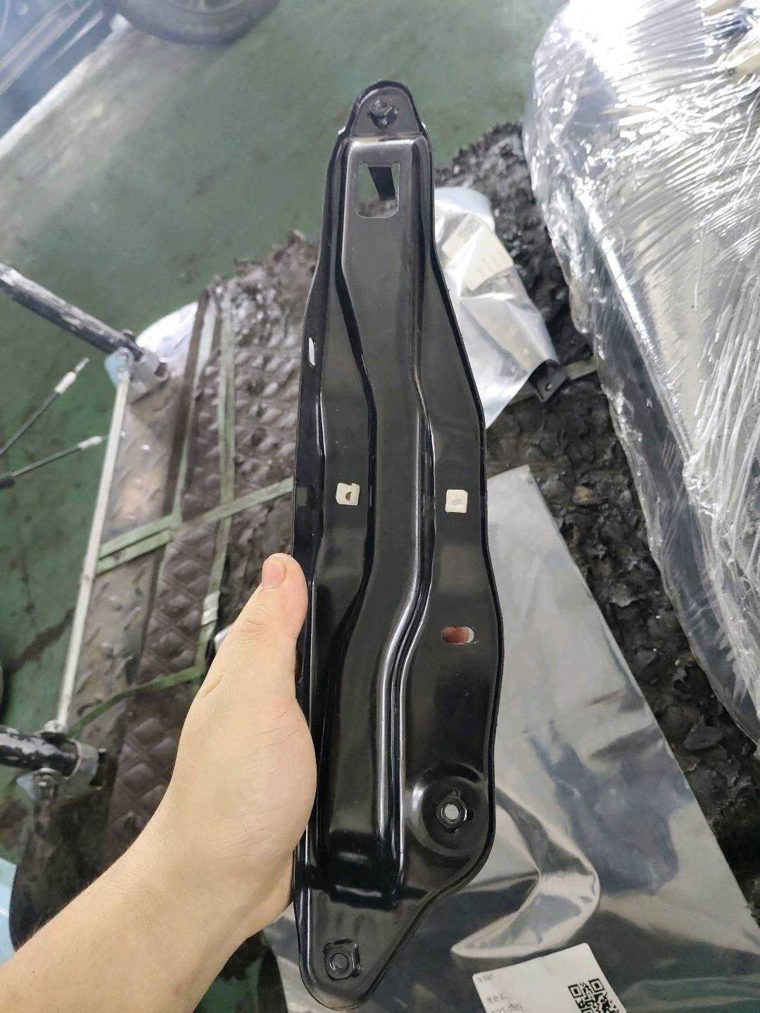 B000751 Rear Right Door Trim Panel Bracket