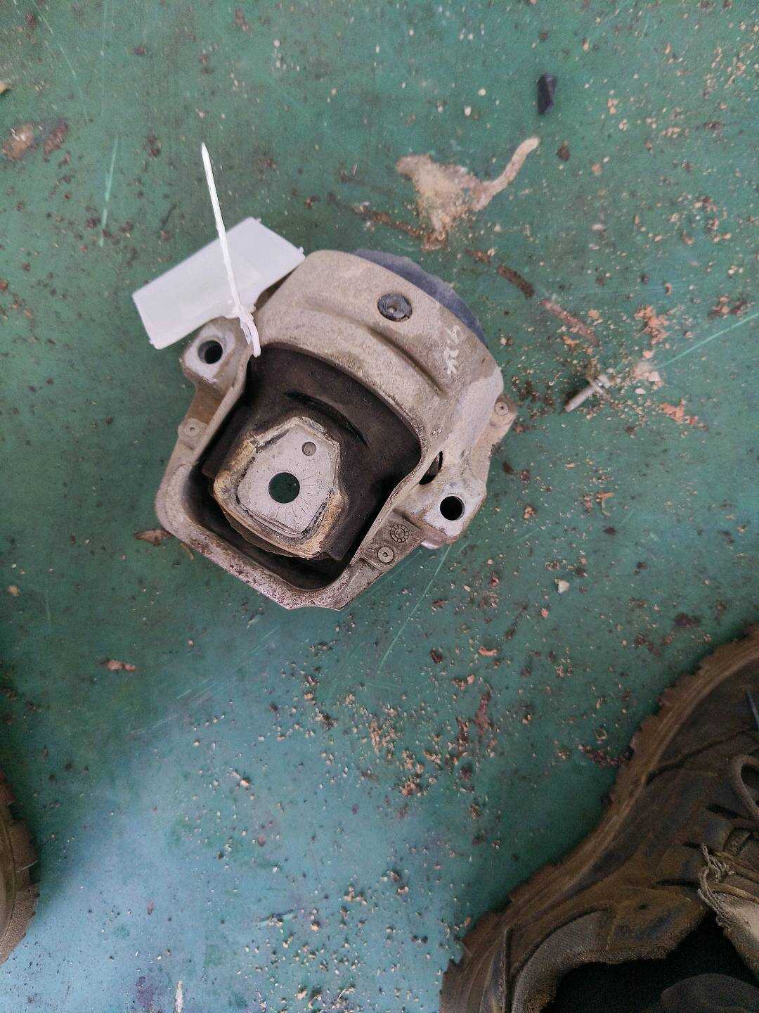 8R0199381AL 发动机机脚胶（右）