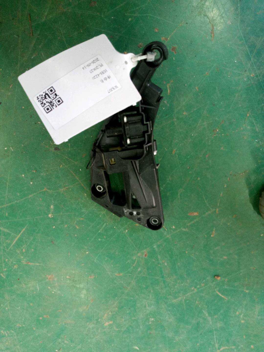 51352452404 后门遮阳卷帘驱动支架（左）