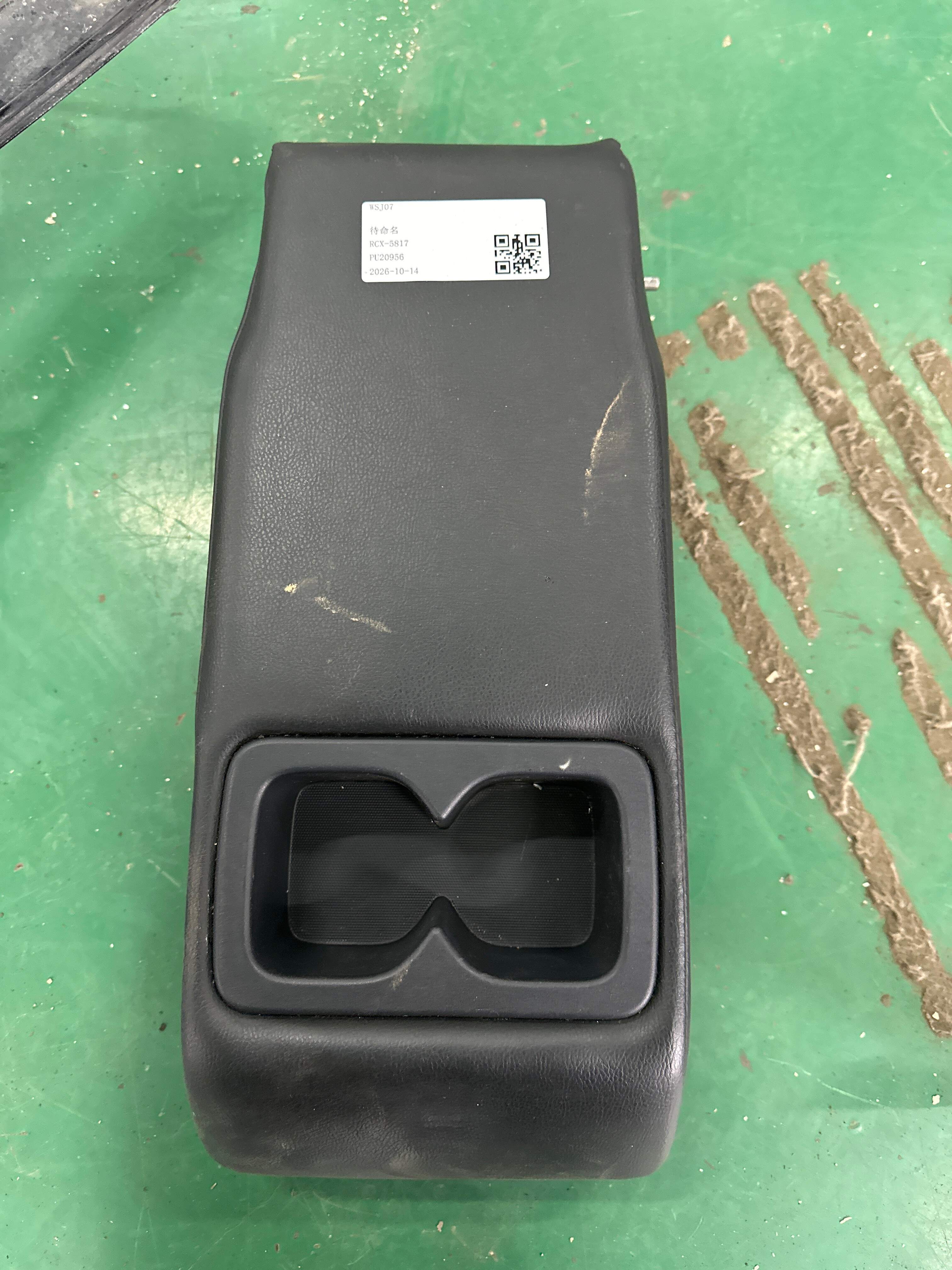 887005UR5A 后排座椅中央扶手箱