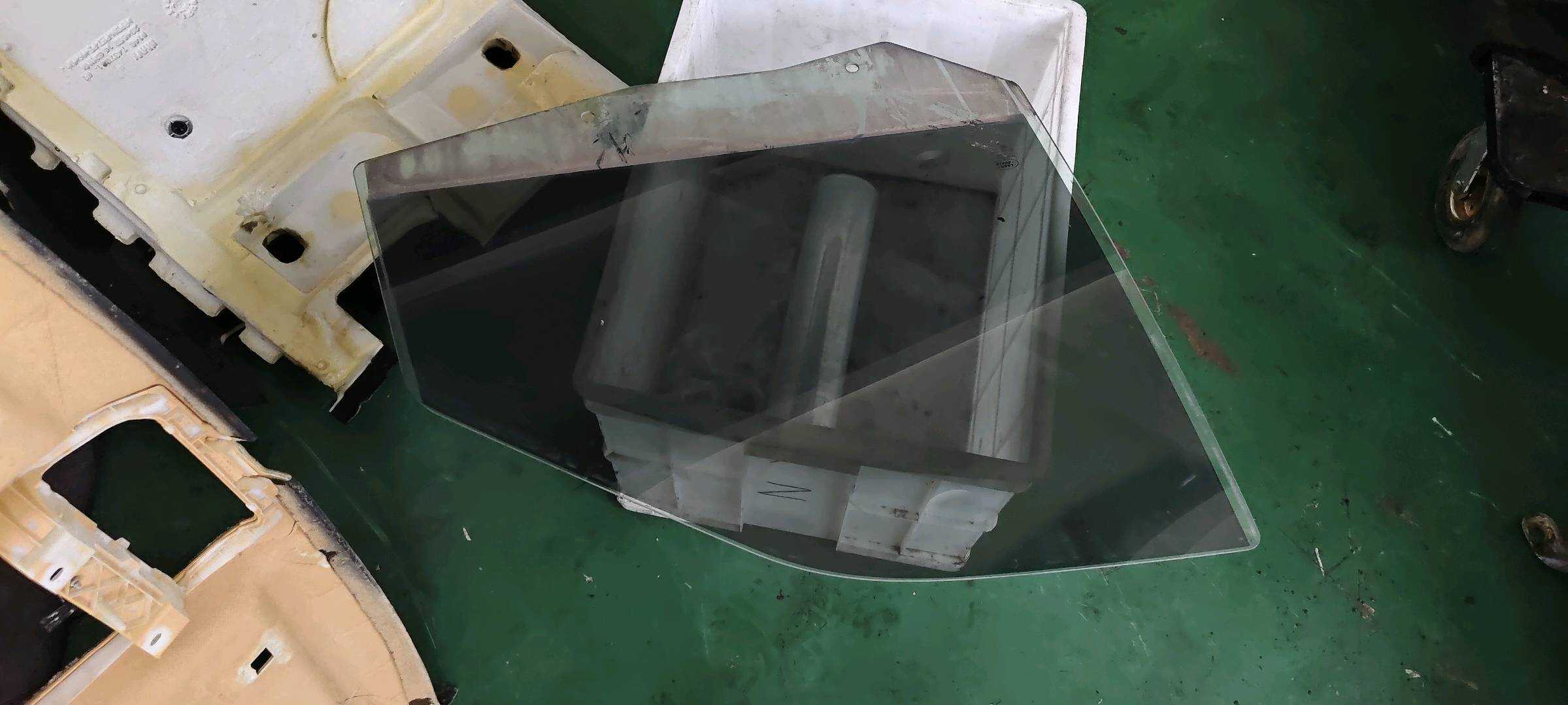 LR012495 Front Door Glass, Right