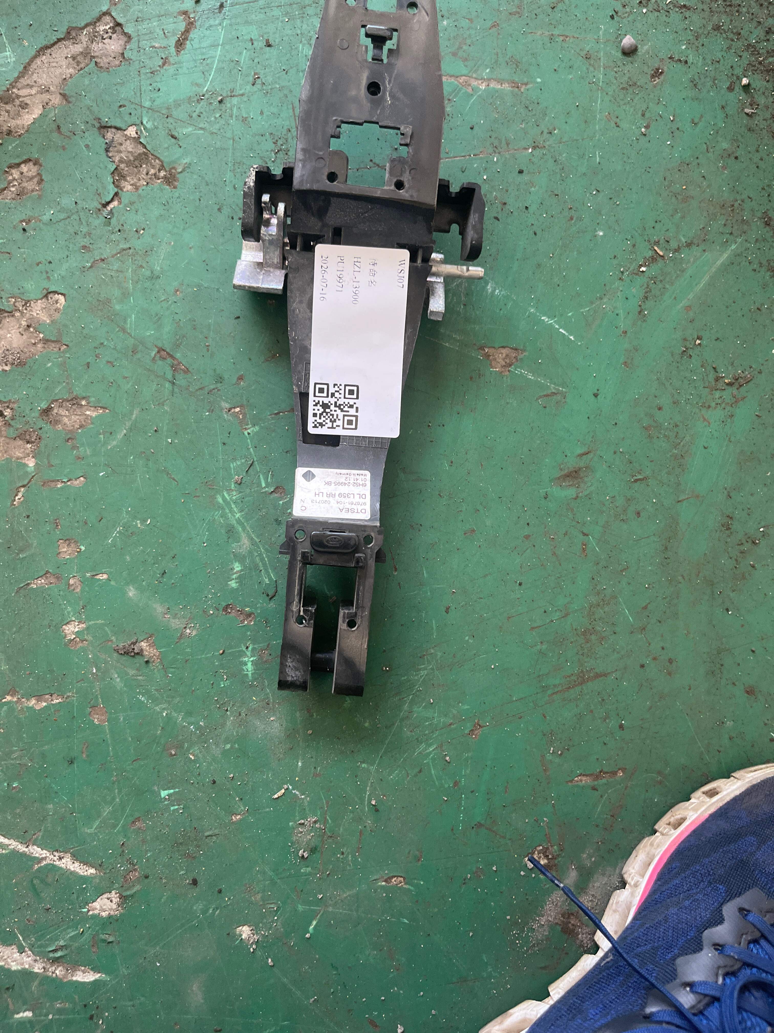 LR018298 Rear Door Outer Handle Mounting Frame, Left