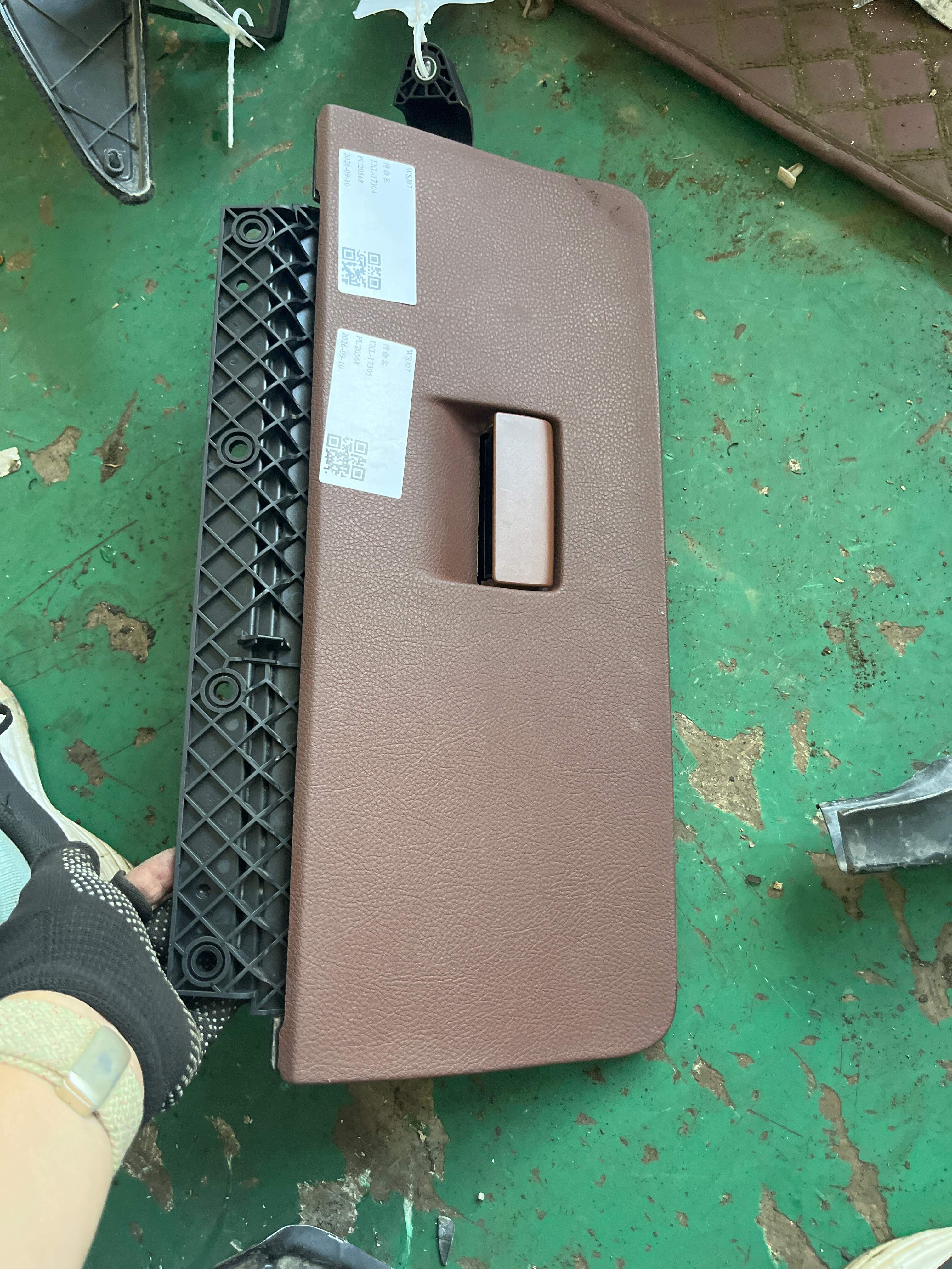 51169203809 Glove Box Lid Handle