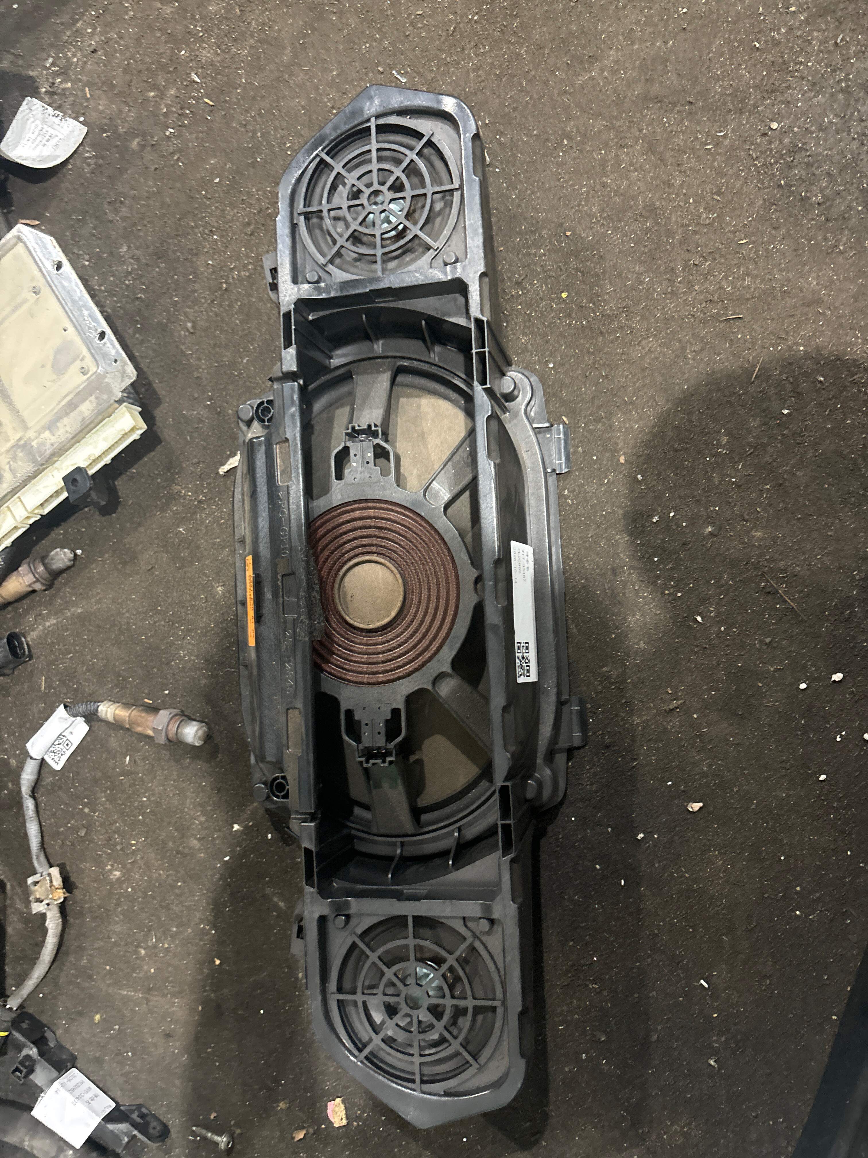 A2218208102 后窗台饰板扬声器（中）