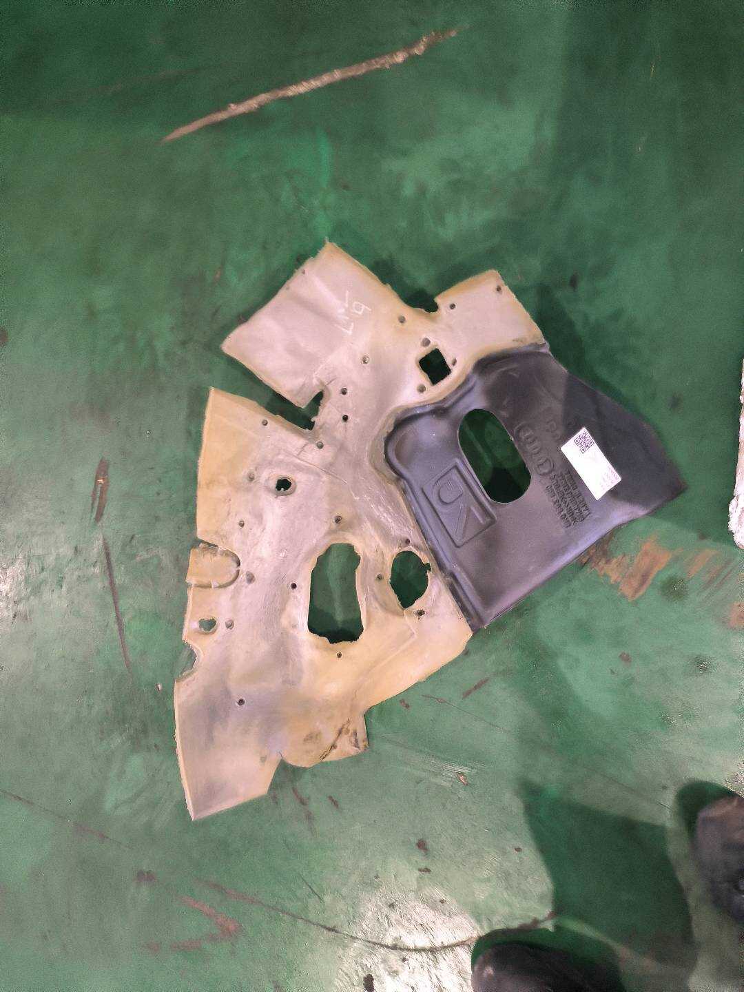 8R0863890 轮罩减震器右后