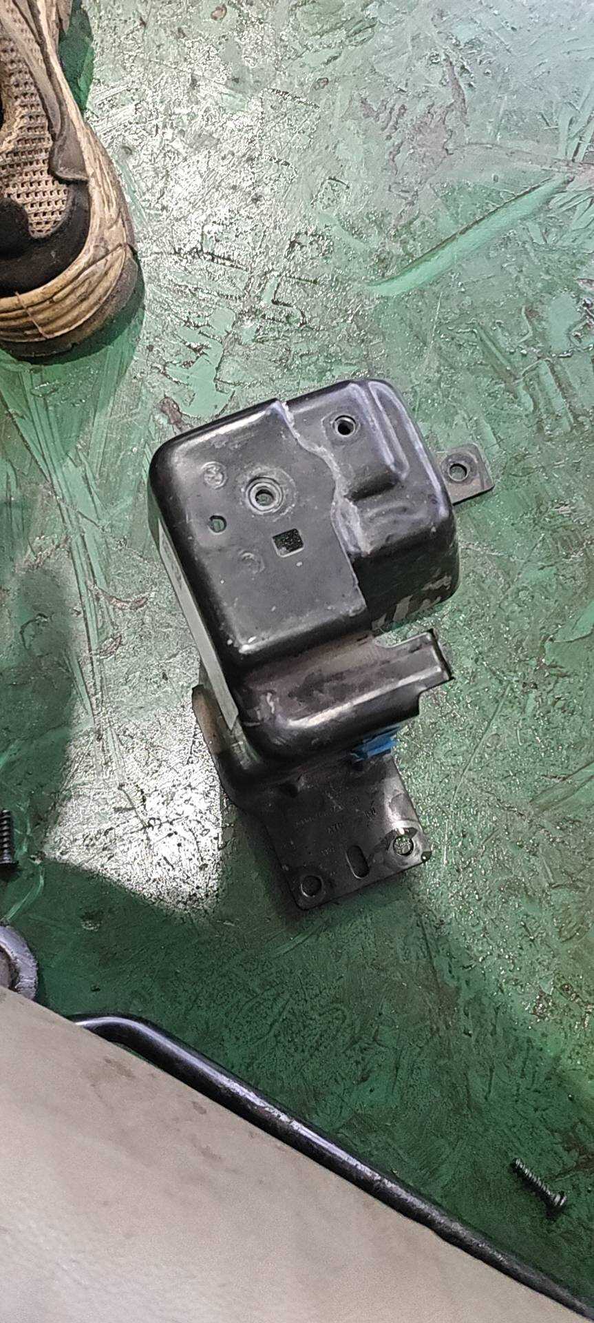 A1666801031 行李舱底板托架(右)
