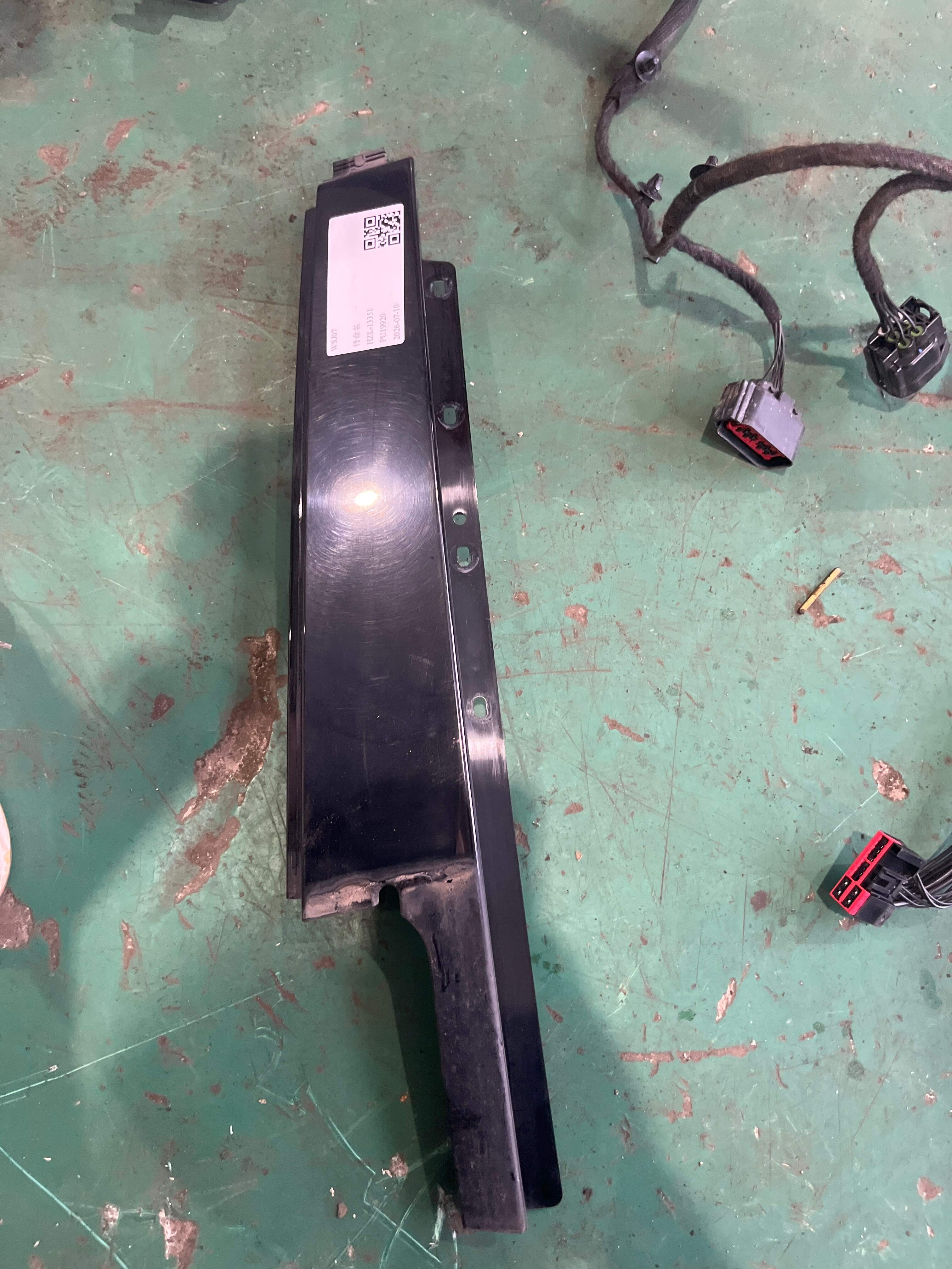 LR050772 Rear Door Window Frame Outer Trim, Front Left