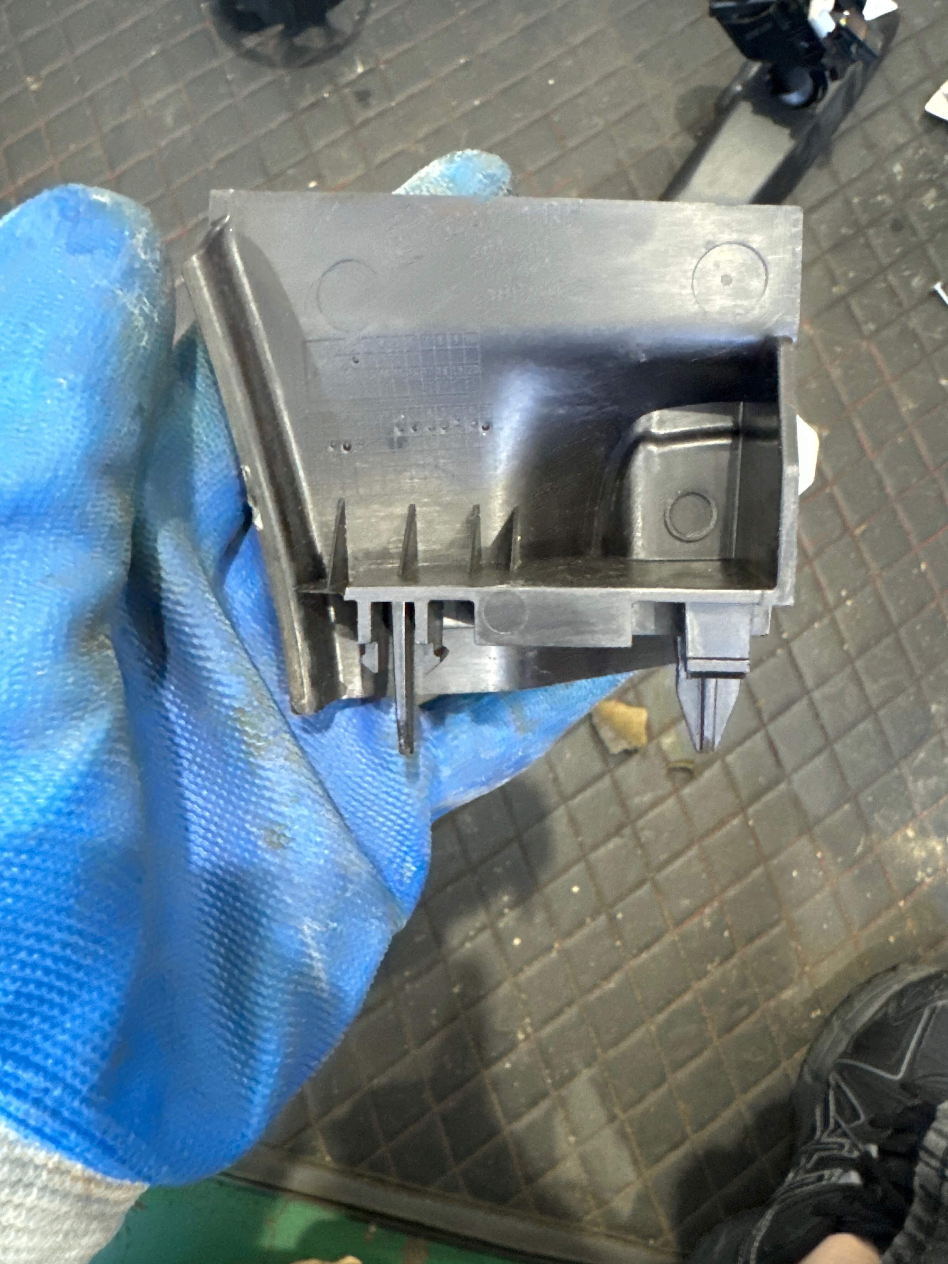 51499478616 尾盖铰链饰盖（右）