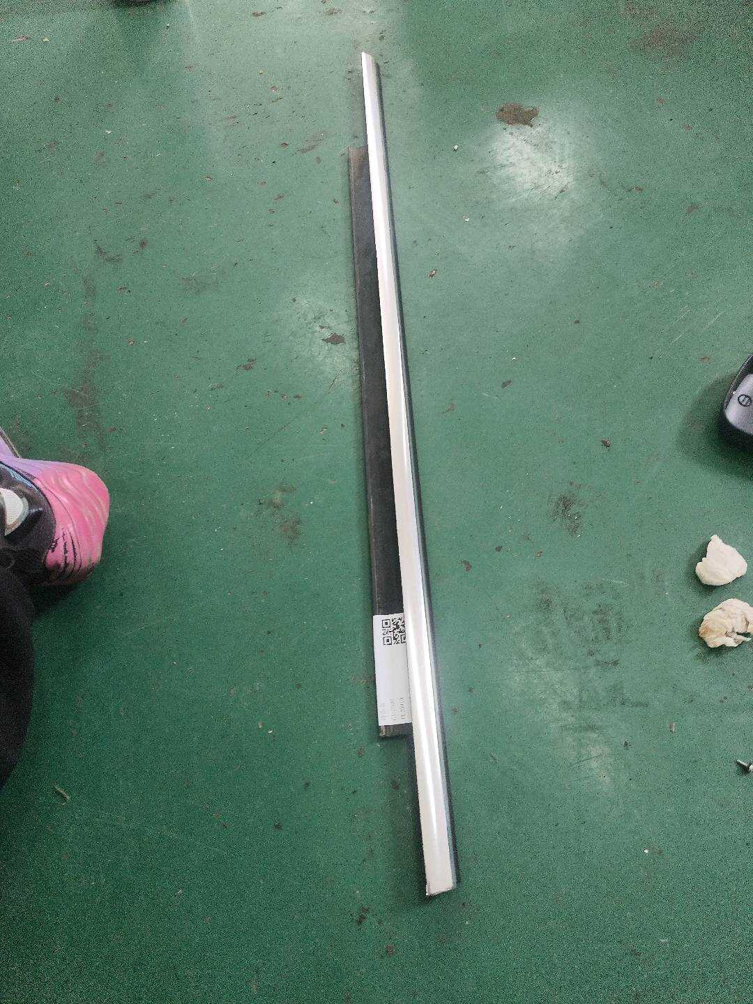 8R0853764C Rear Door Window Molding (Right Outer)