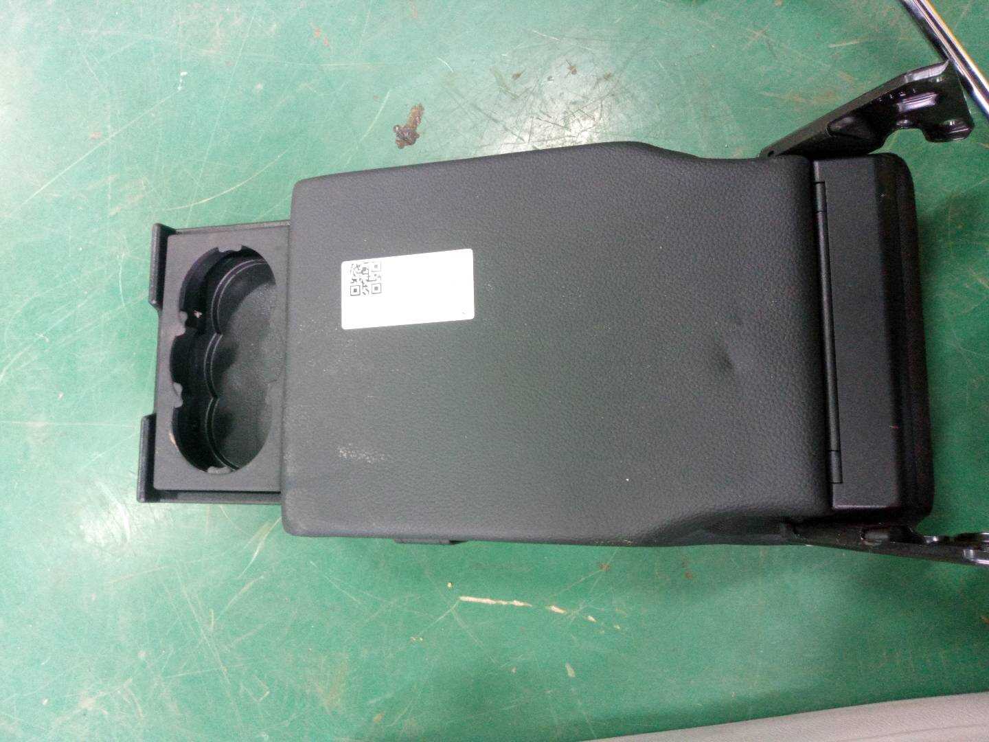 A1649700101 后座椅扶手(中)