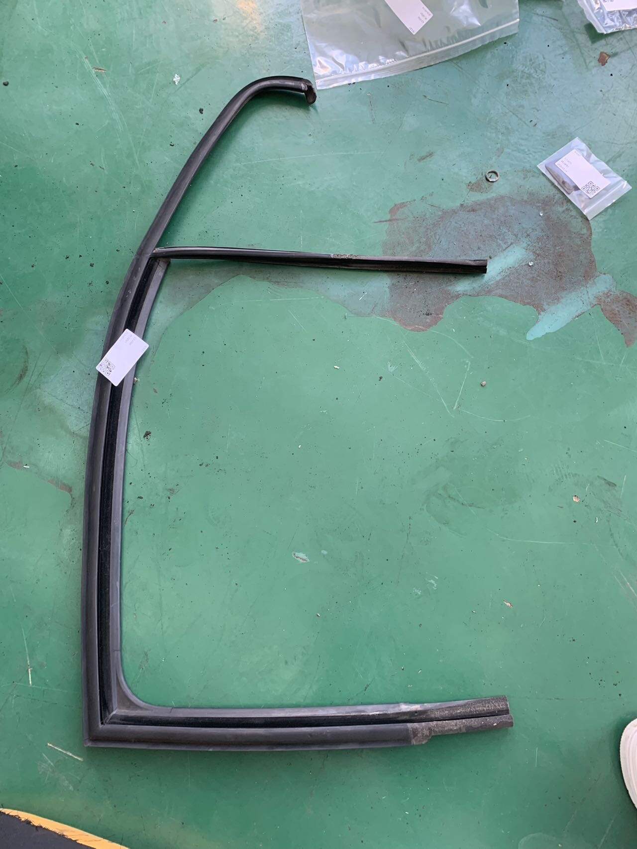34D839431A 后门玻璃绒槽(左)