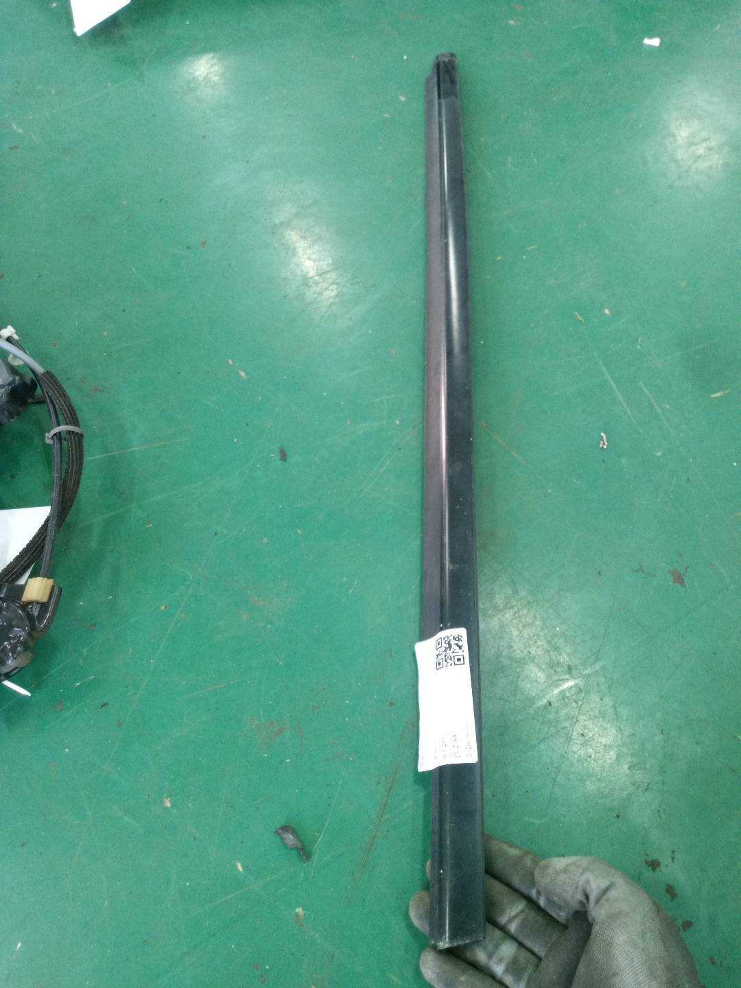 A1646904880 前门玻璃压条（右外）