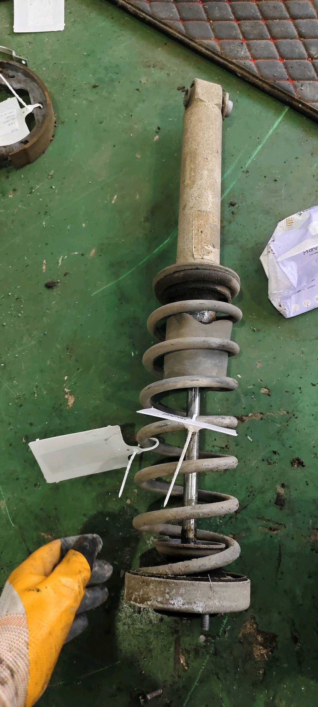 33536761218 后减震器螺旋弹簧