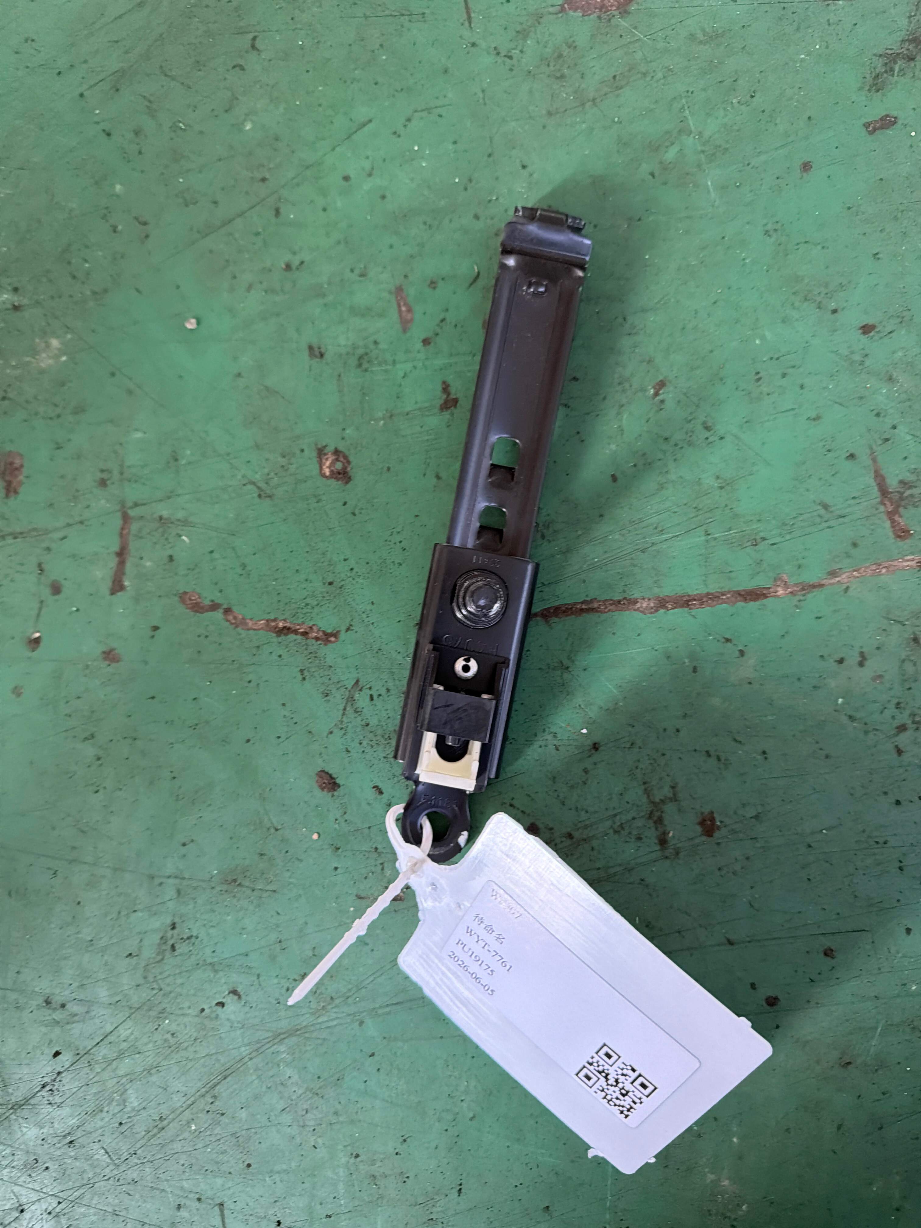732000G010 副驾驶员座椅安全带高度调节器