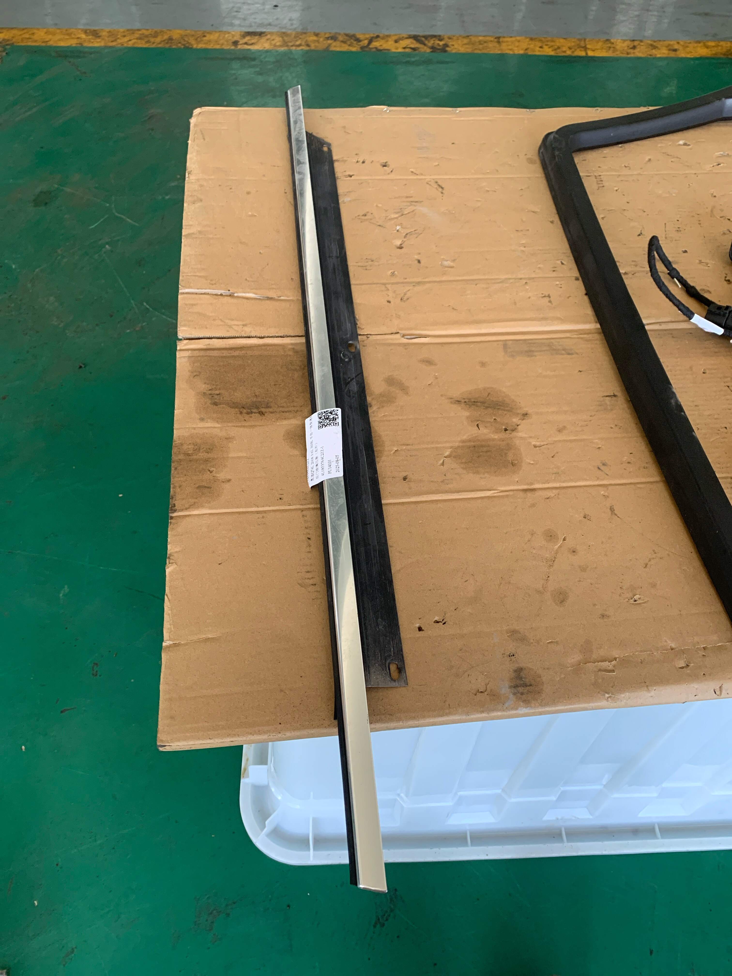 4L0853764C2ZZ 后门玻璃压条(右外)