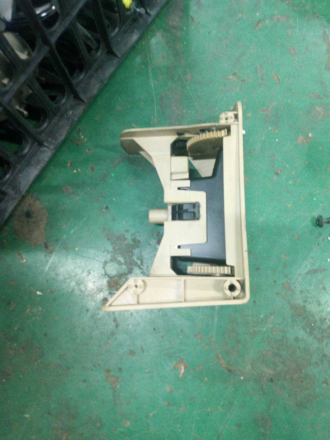 51417079401 后门烟灰缸底座(左)