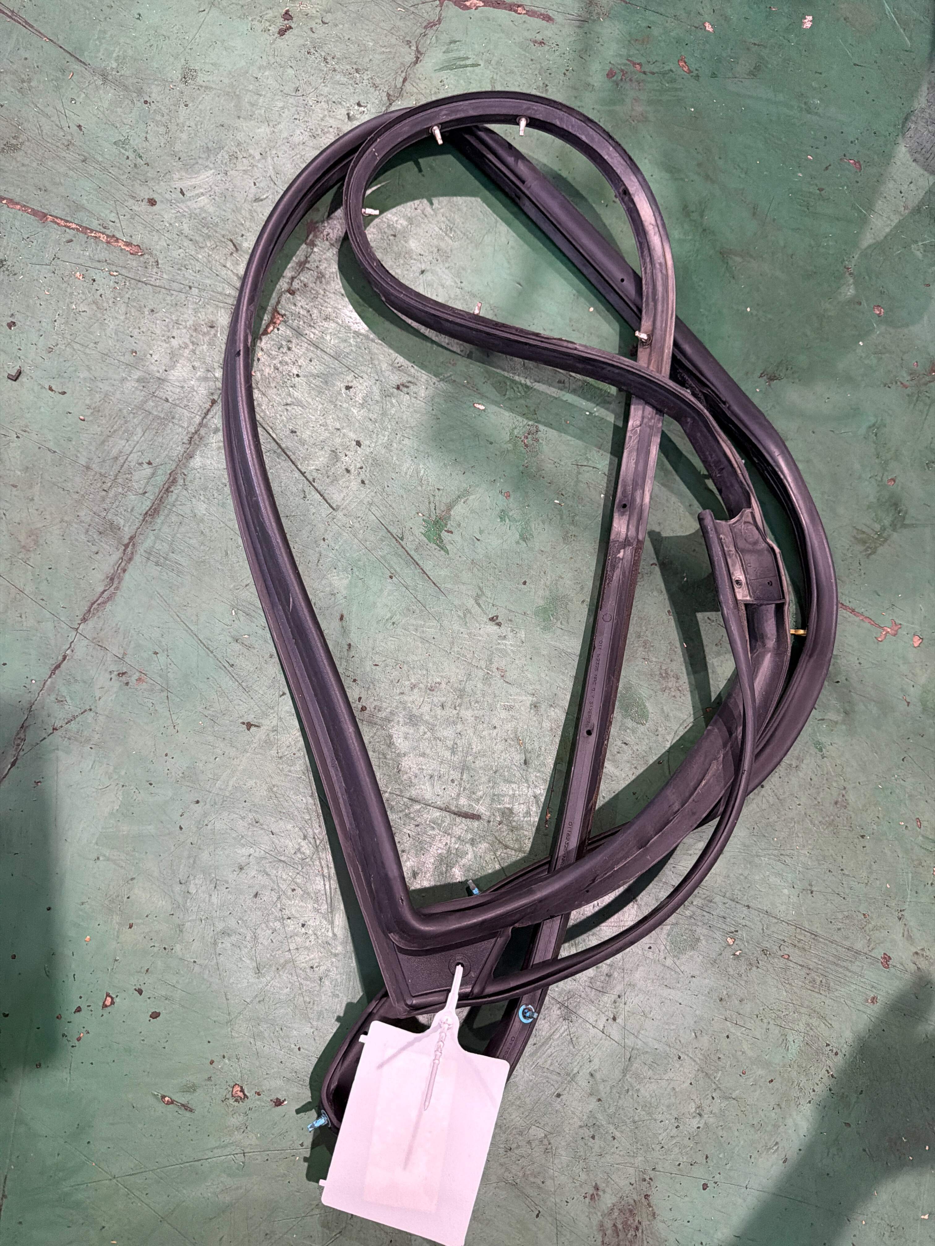 828301CA0A 后门车门密封胶条(右)