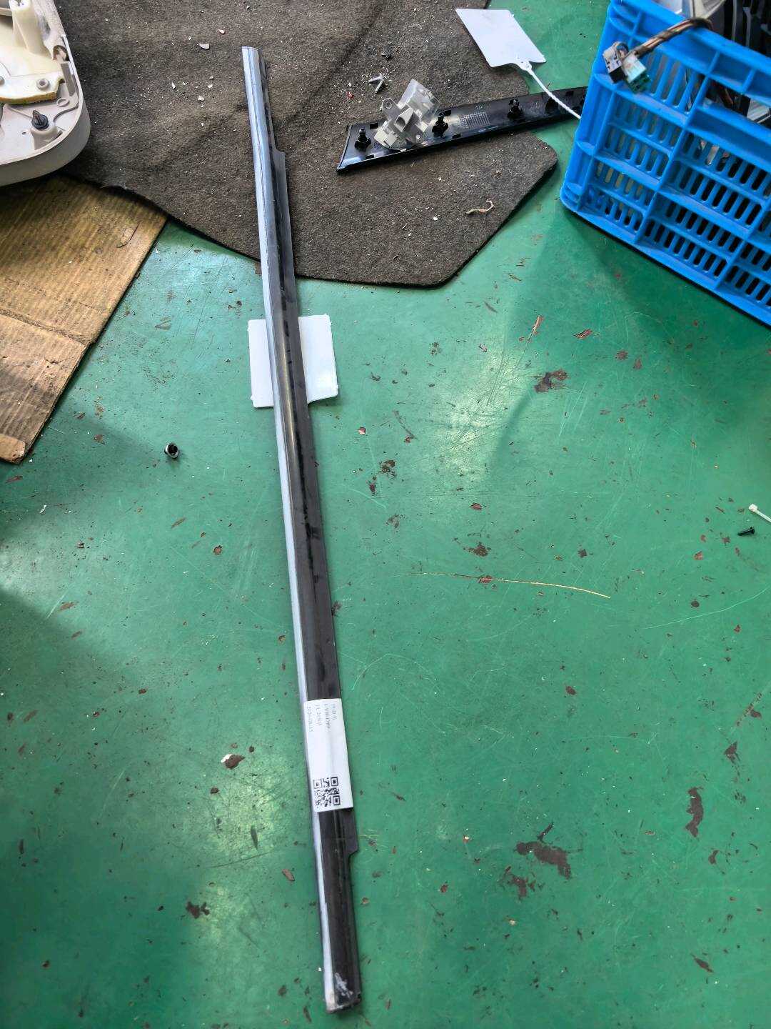 A1697351665 后门玻璃压条(右外)