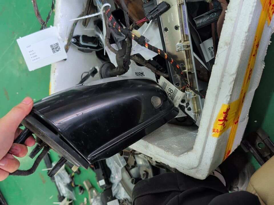 A1648100793 倒车镜固定座(左)