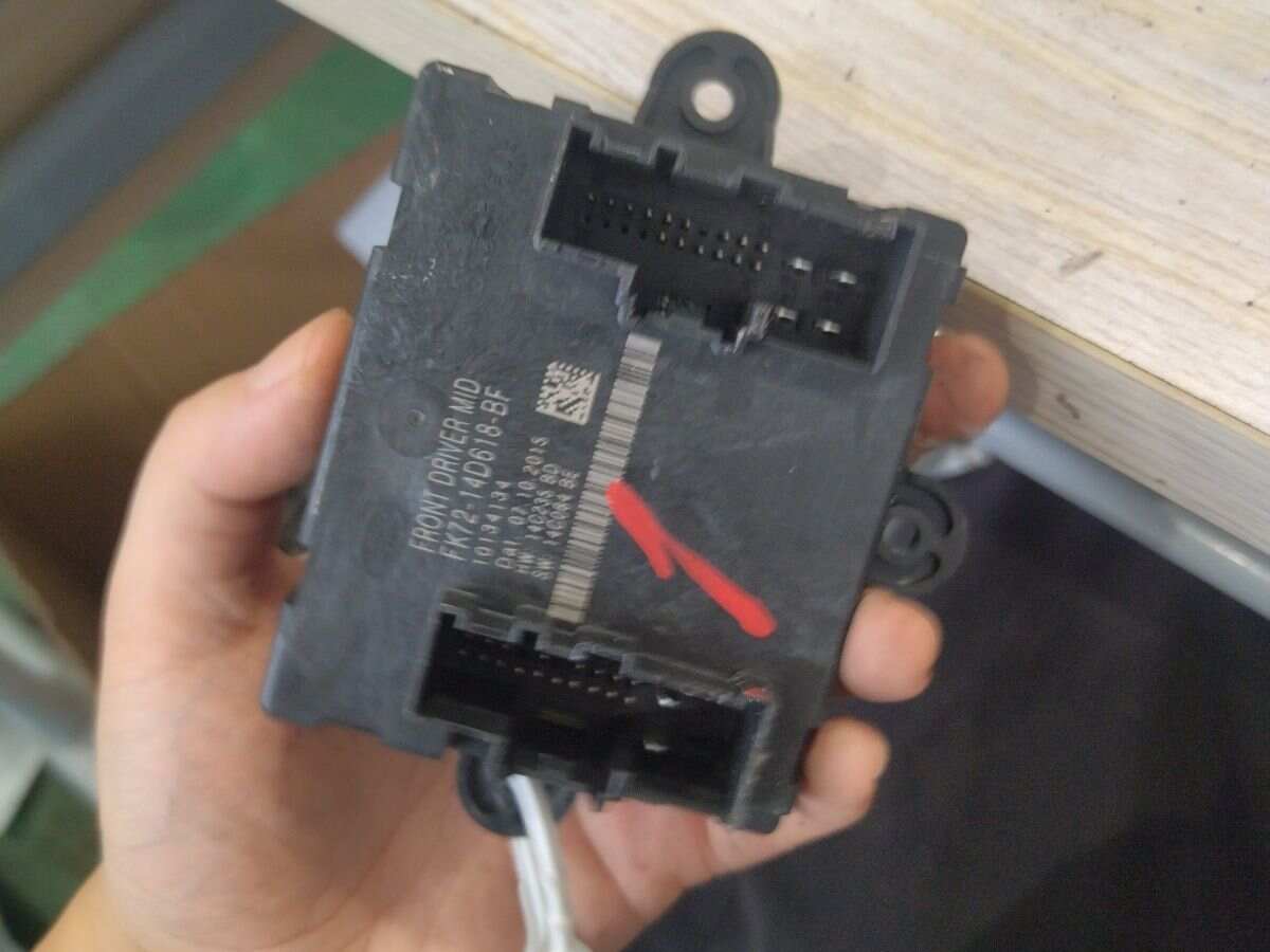 T4N6260 前车门控制单元(左)