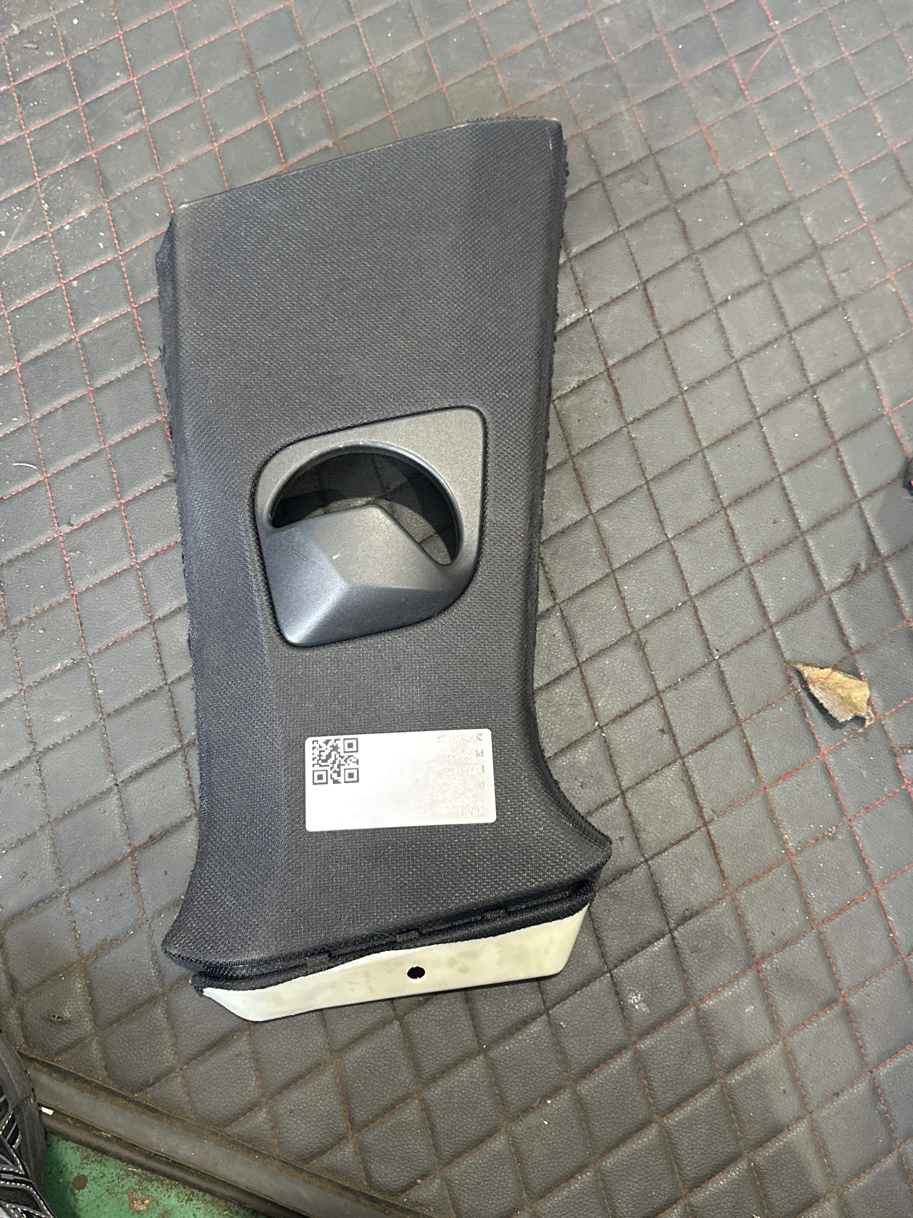 51438072834 B柱内衬(右上)