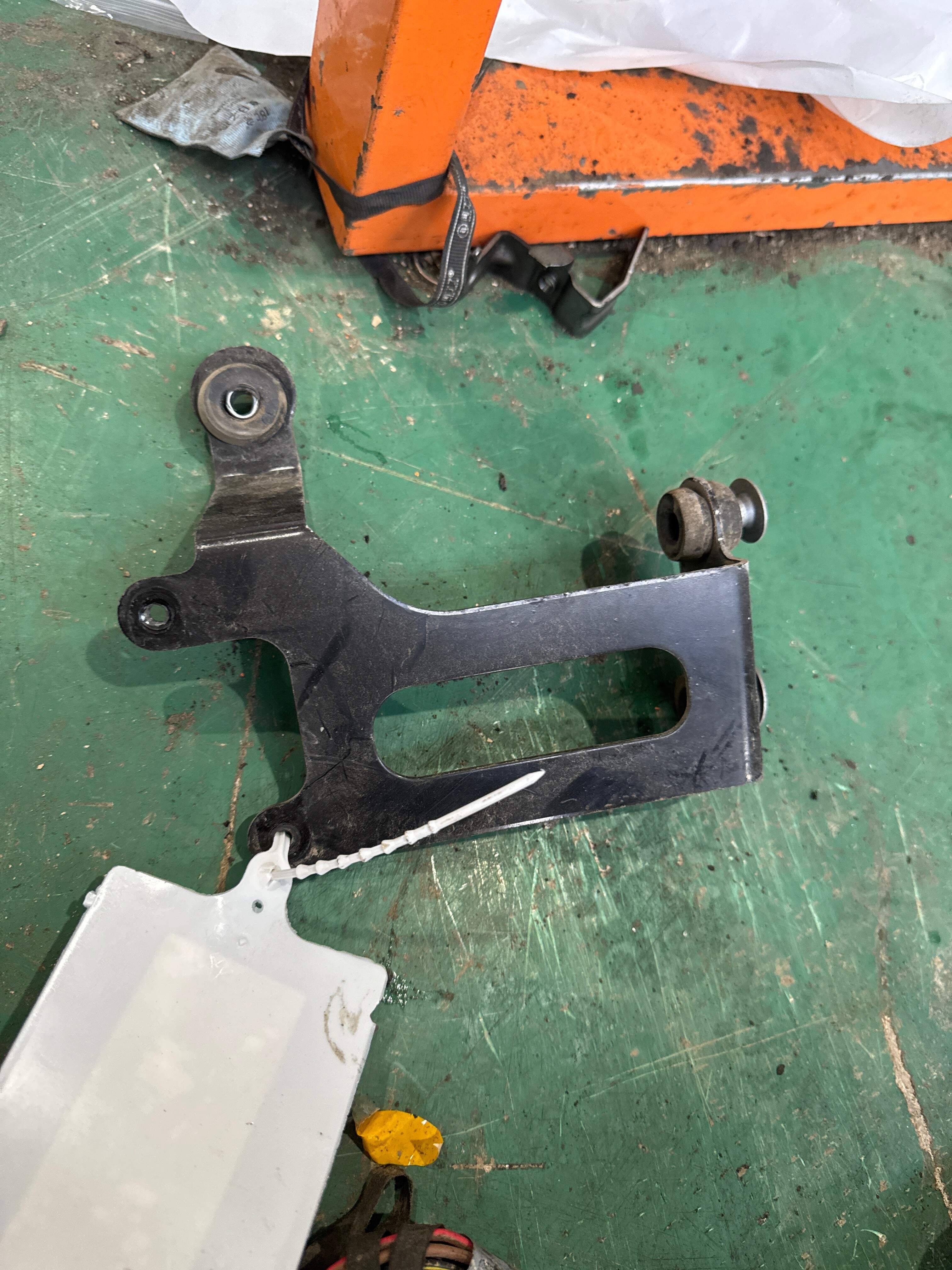 8R0261153A 支架 用于磁阀