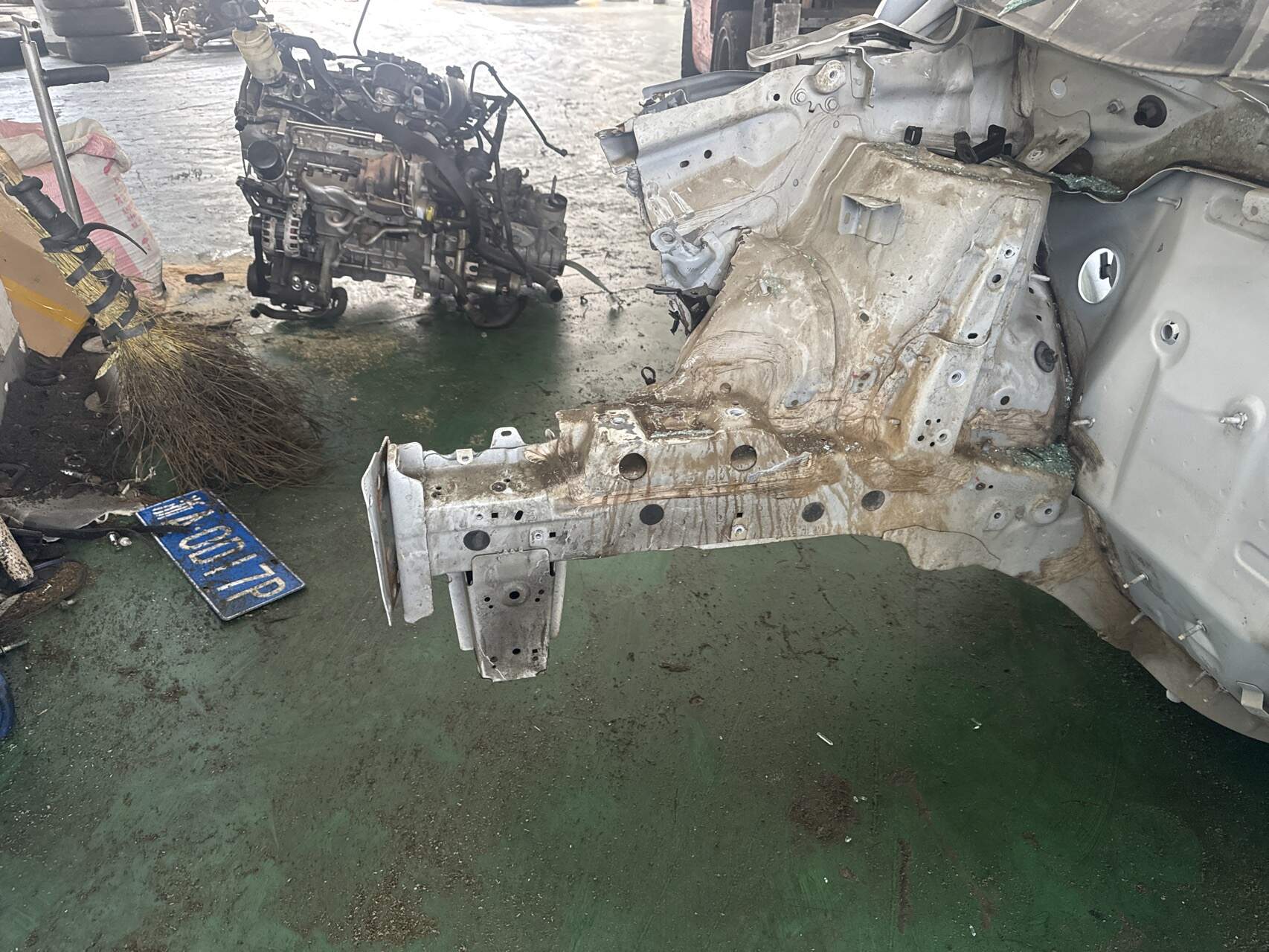 MEF530144977 右前纵梁前段总成